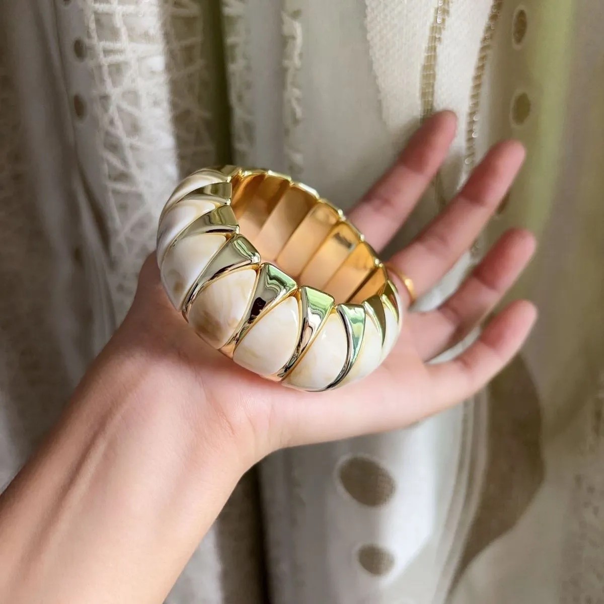 Acrylic Resin Bracelet Chunky Vintage Wrist Elastic Bangles White Shell NEW!