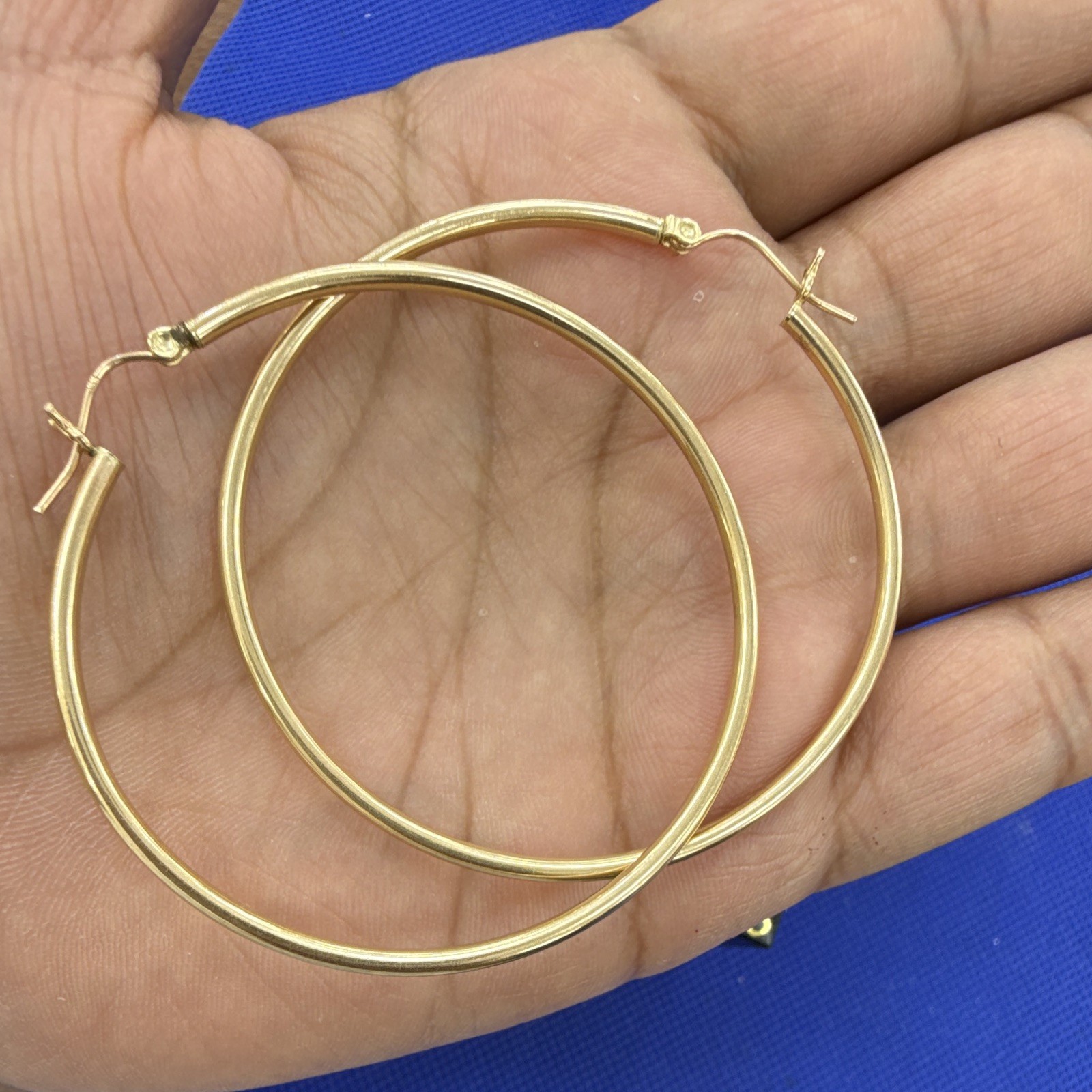 14kt yellow Gold 1.8 Gm Round Hoop Earrings Latch Back Closure 2in Diameter