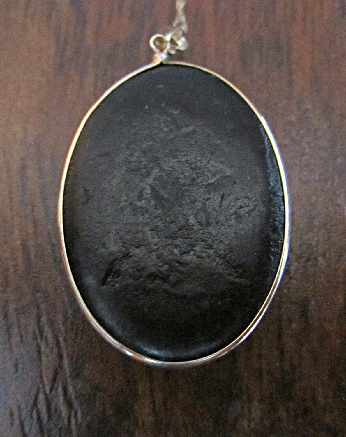 WOMEN HAND CRAFTED OVAL BLACK & BONE COLOURED CAMEO STYLE PENDANT W/ 14KT CHAIN