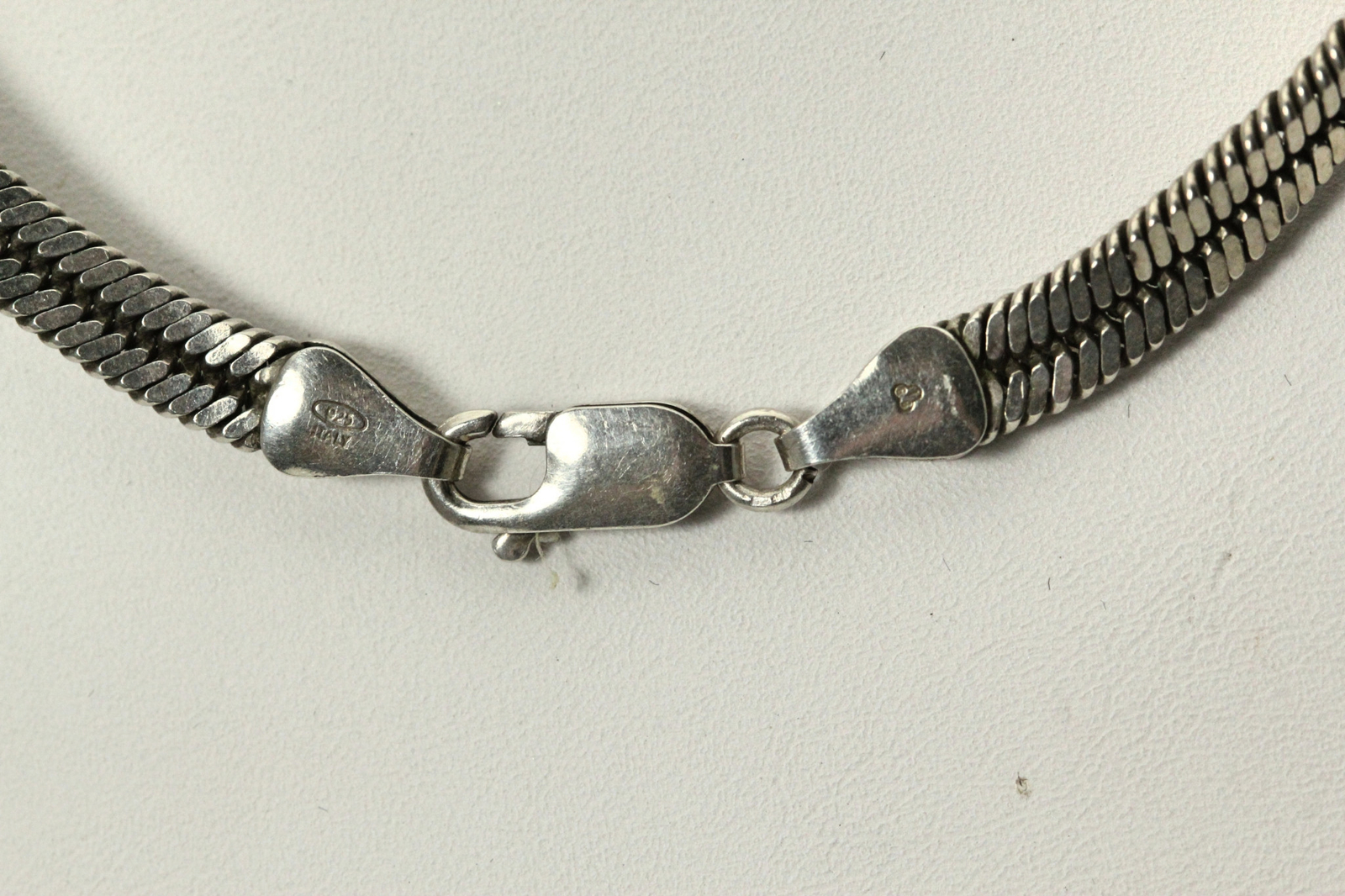 925 Sterling Silver 1.6mm Thick Herringbone Chain 28.5 Grams 22″ Long (NEC4760)