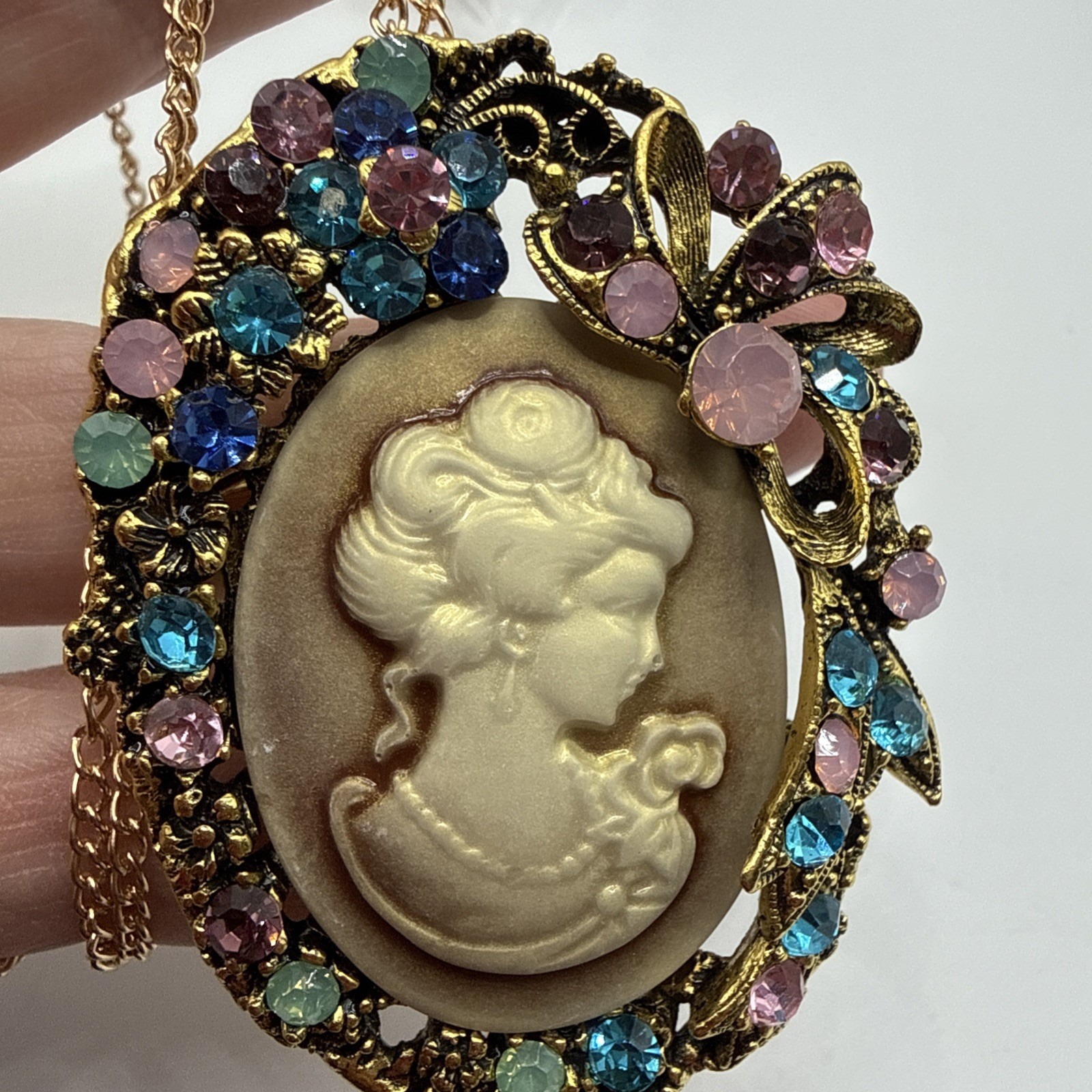 CAMEO LADY RESIN MULTI-COLOR CRYSTAL PENDANT BROOCH NWT With Rose Plated Chain