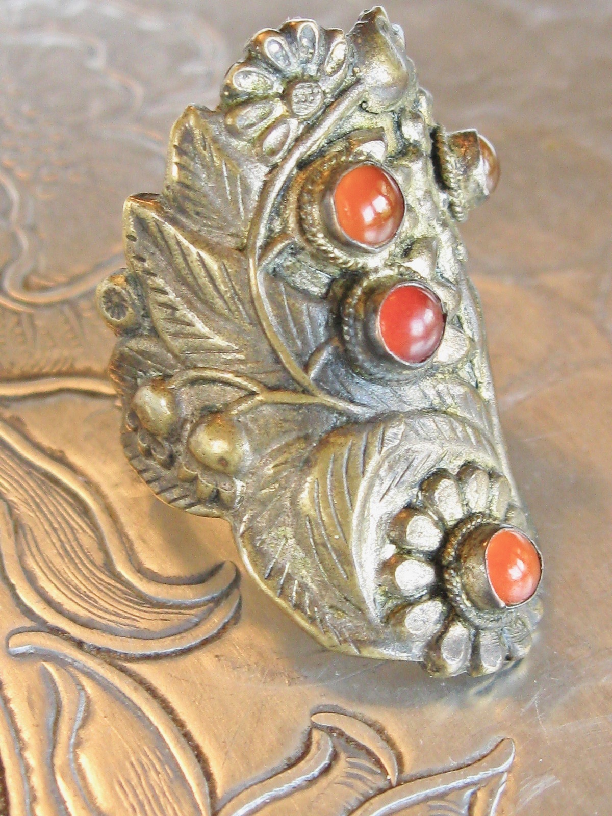 CHINESE EXPORT BRASS KNUCKLE RING CARNELIAN ORANGE JADE GEMS DAISY FLOWERS CHINA