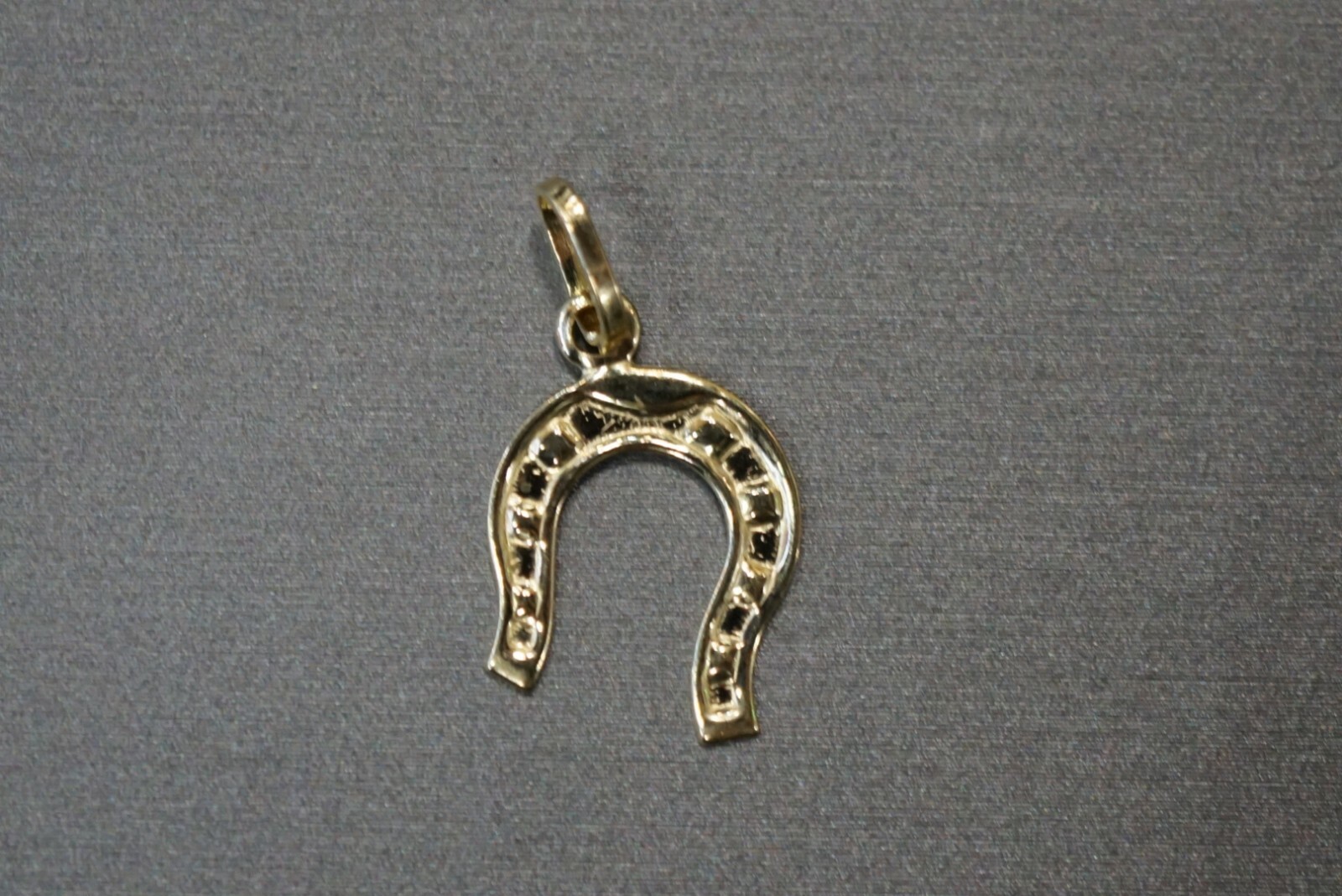 14K Solid Yellow Gold 1″ Thin And Light Weight Horseshoe Charm Pendant.