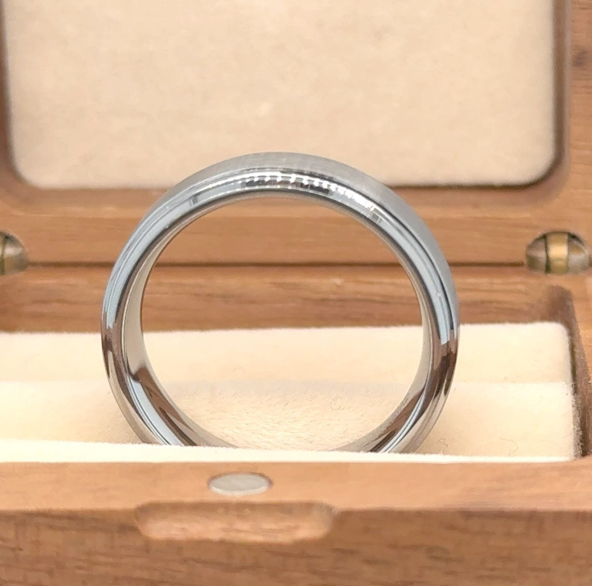 Men’s 7mm Silver Tungsten Ring – Beveled Edge Satin Surface Band