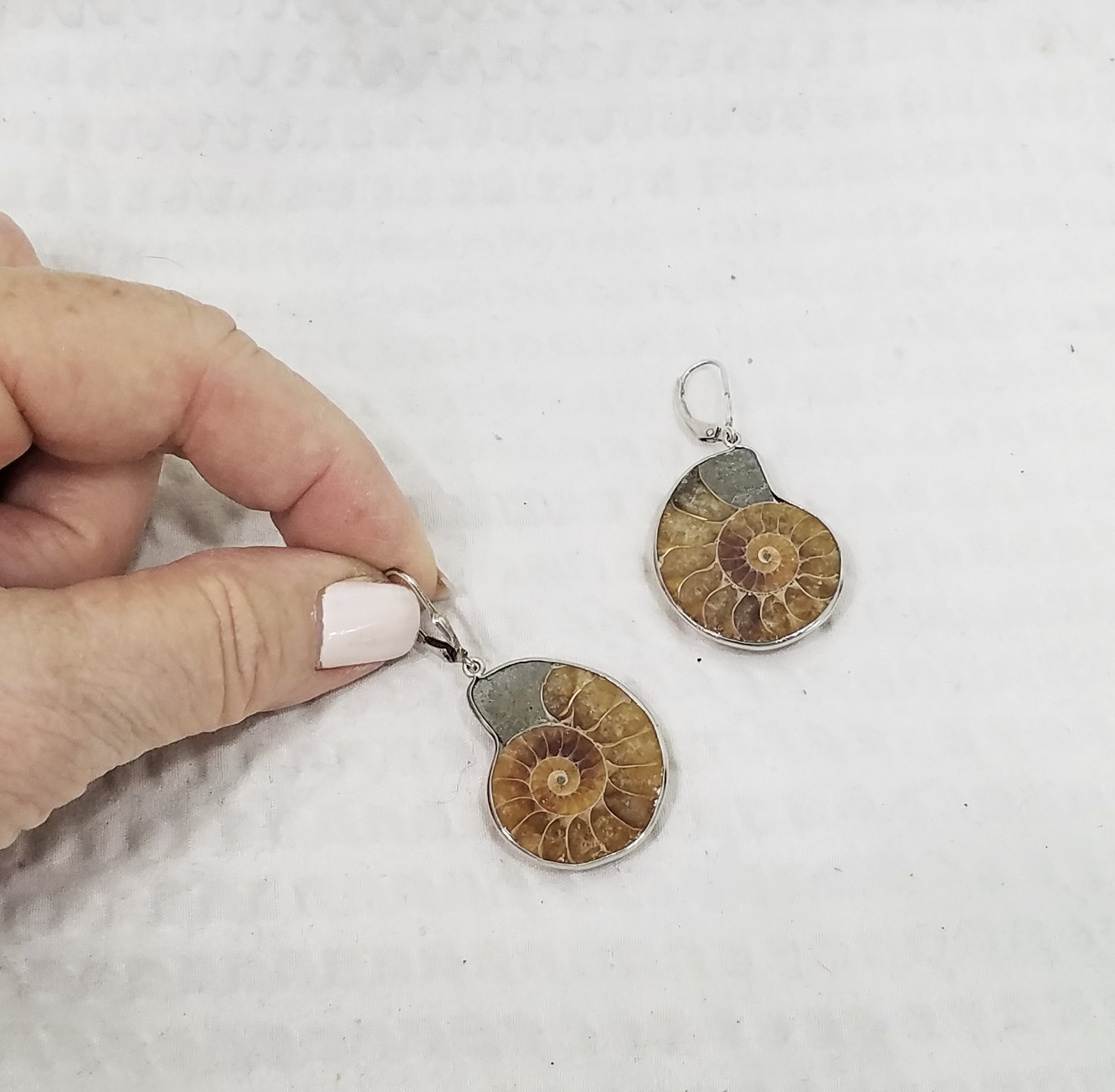 Vtg Taupe & Gray Ammonite Fossil Seashell Silver Plate Dangle Leverback Earrings