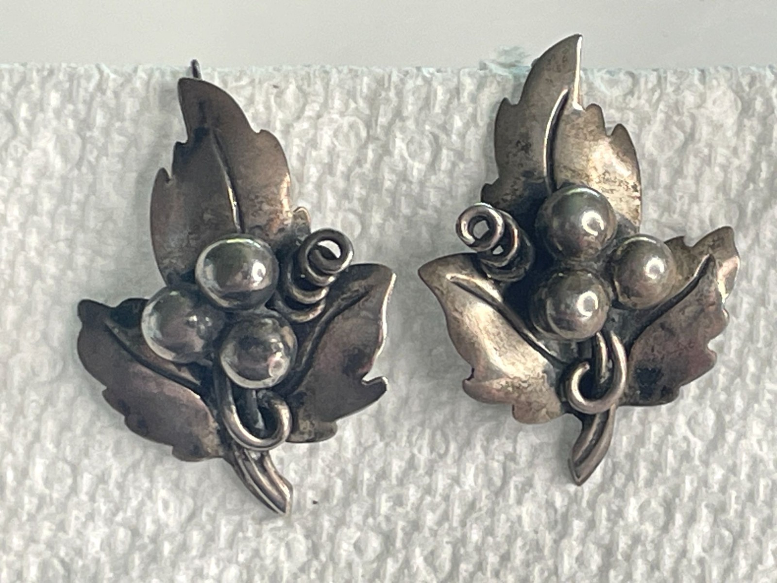 Vintag Erika Hult de Corral Taxco Sterling Silver Grape Leaf Earrings Signed ERE