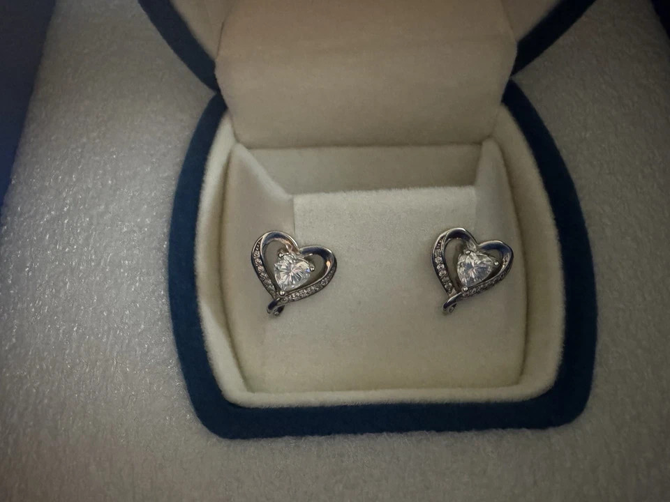 dofrid moissanite heart stud earrings 0.5 ct with GRA report brand new in box
