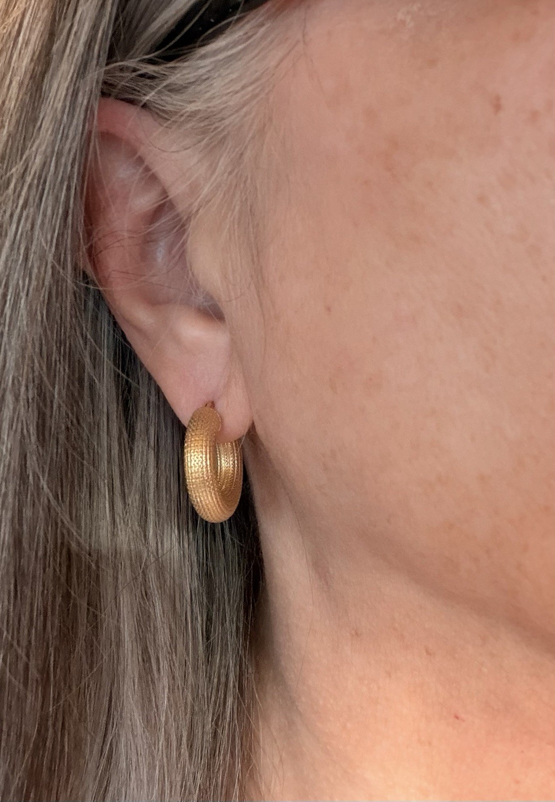 Vintage UnoAerre Italian 18kt Buttery Yellow Gold Etched 3/4″ Hoop Earrings