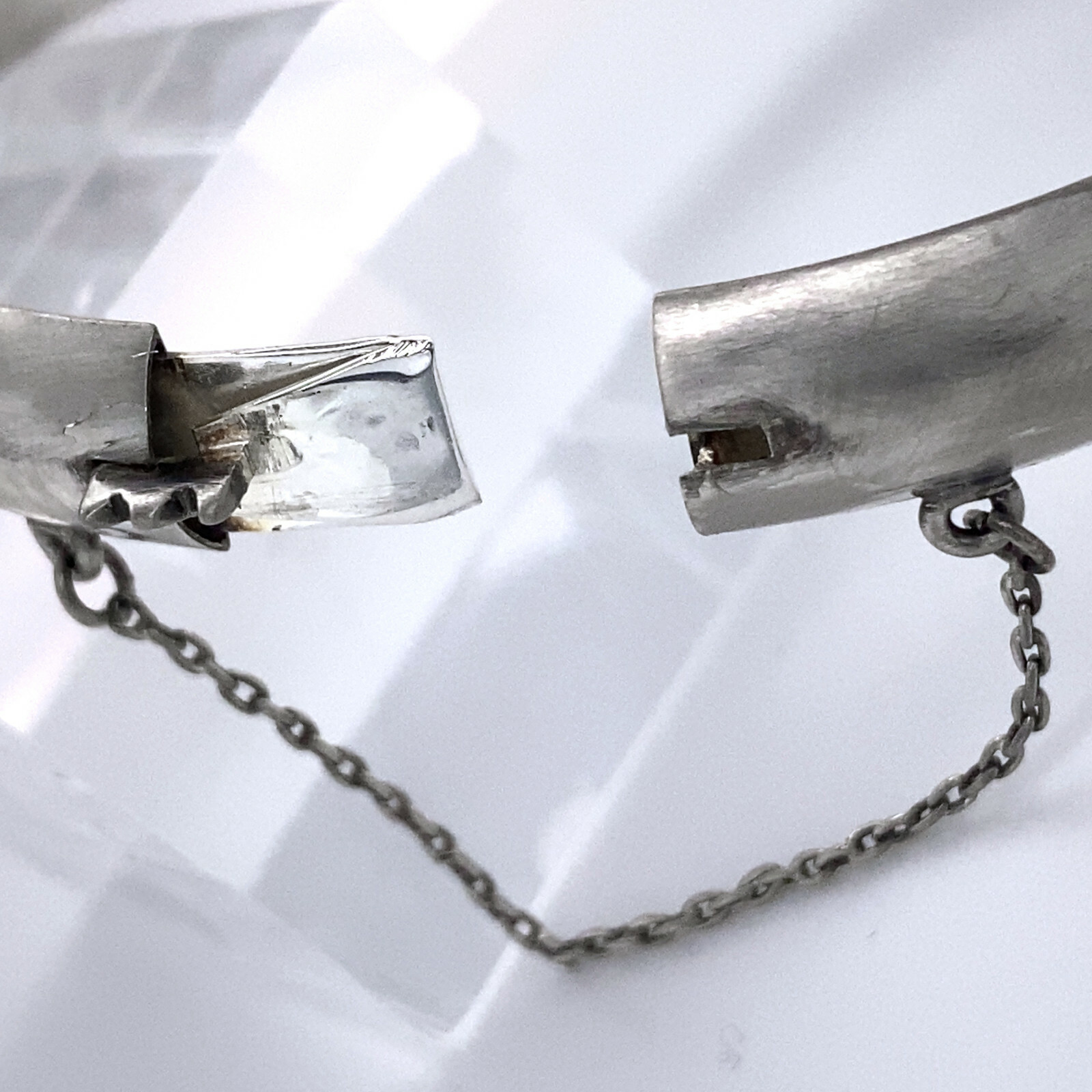 7″ Satin-Finished Sterling Silver Hinged Bangle w Safety Chain, 9mm Width & 11g