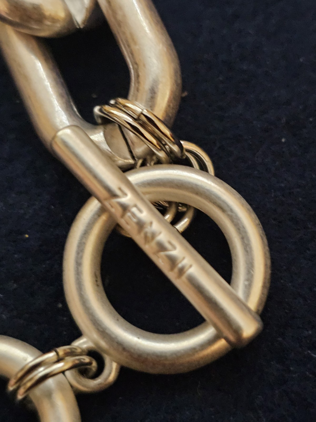 Zenzii Chain Link Bracelet Silvertone Very Light Weight. Toggle Closure