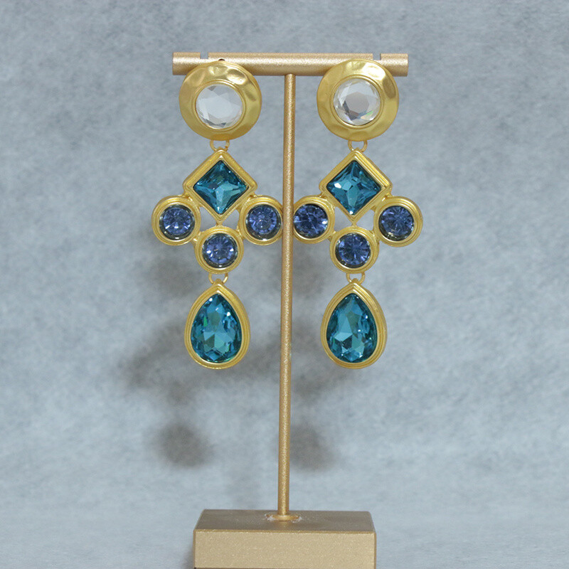 Vintage Earrings with A Palace Style Niche and High-end Feel Featuring Vintage