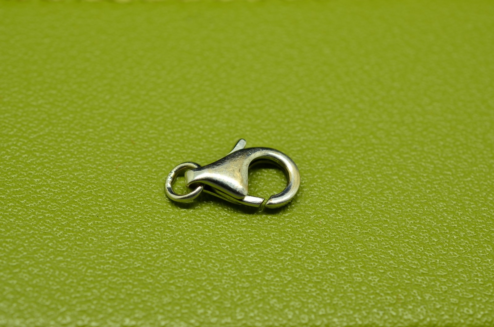 18K White Gold Lobster Claw Clasp 10.3mm x 5.8mm 0.7g