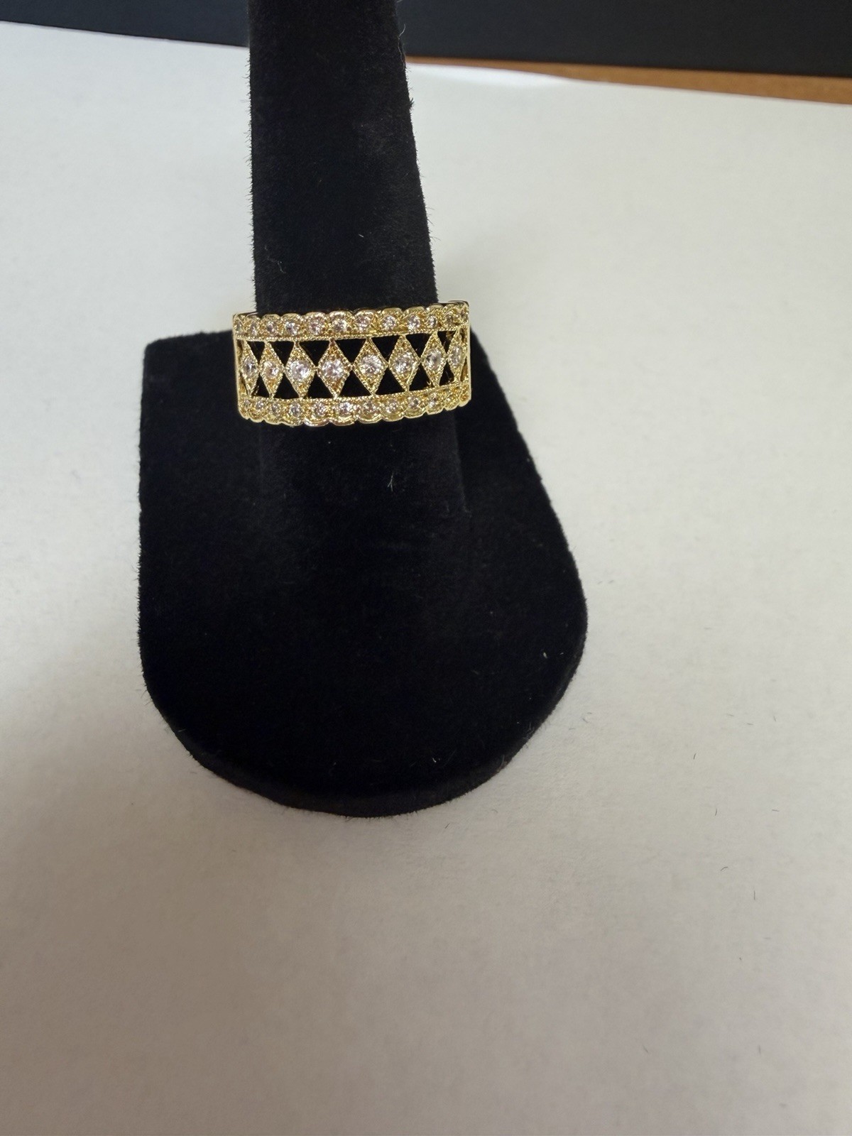 Size 6 Gold toned ring diamond-like stones in a repeating diamond pattern