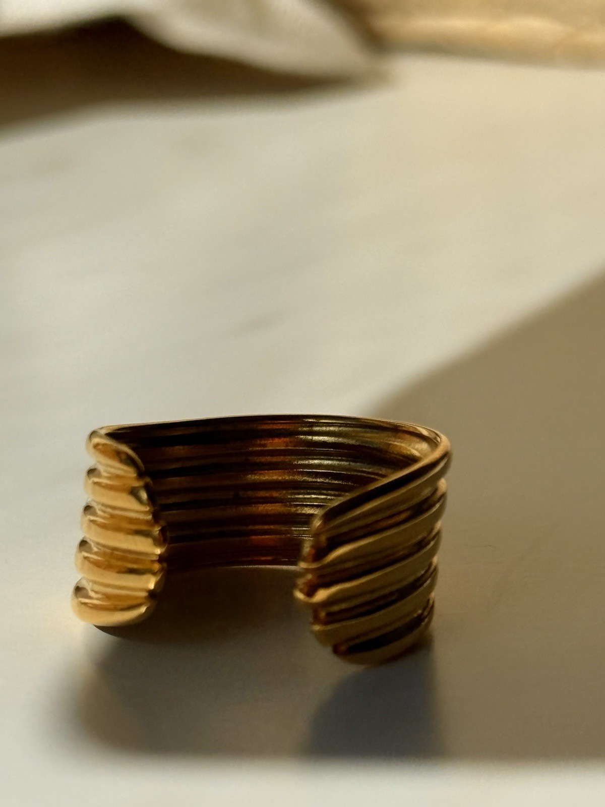 Glossy high quality Old Money core gold chunky minimalist design ring