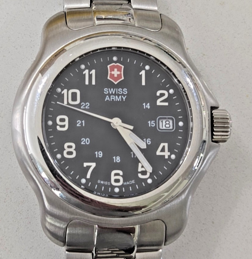 Victorinox Swiss Army Mens OFFICERS 1884 Black Dial Stainless 42mm 24706