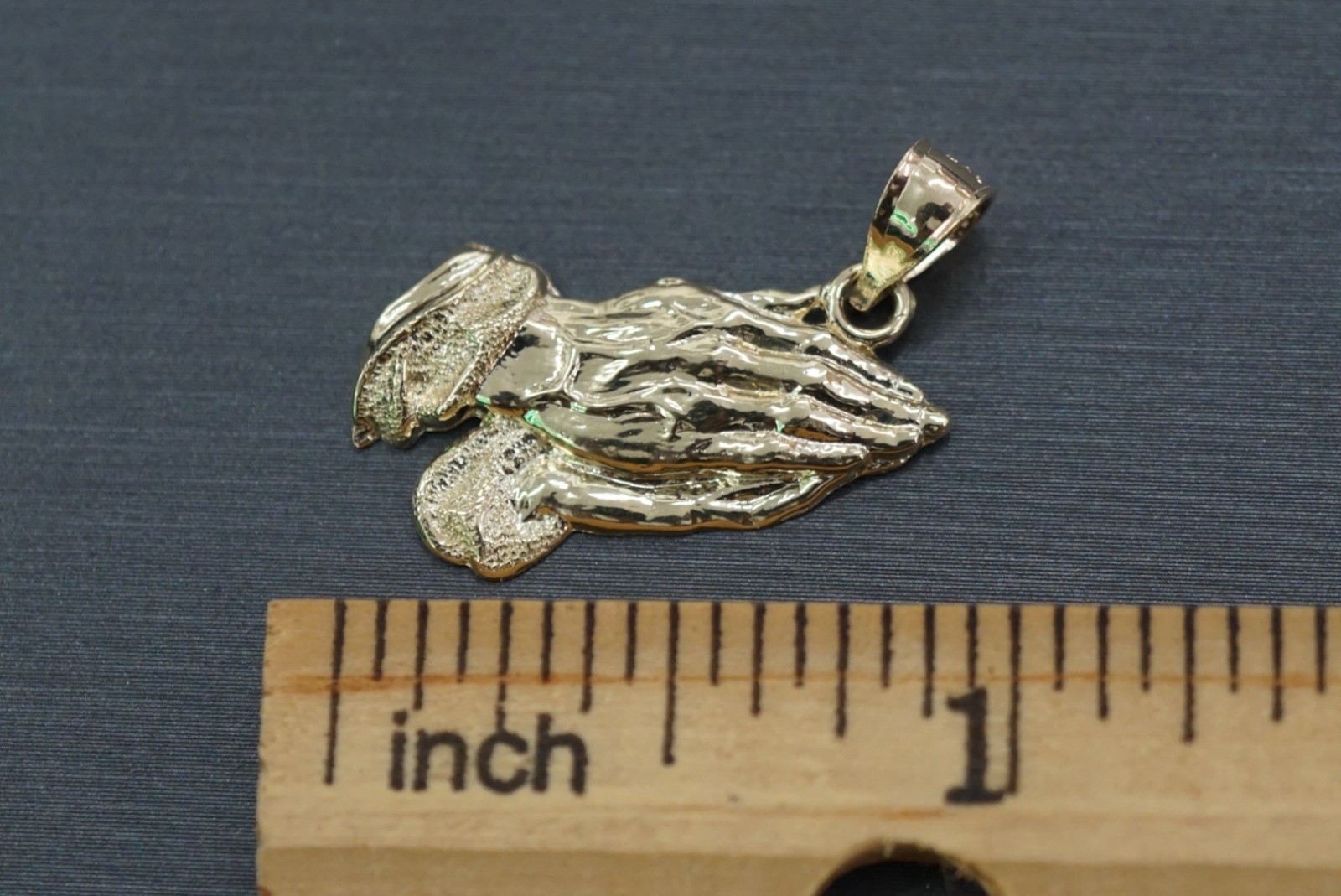 10K Solid Yellow Gold Beautiful 1″ Diamond-Cut Praying Hands Pendant.