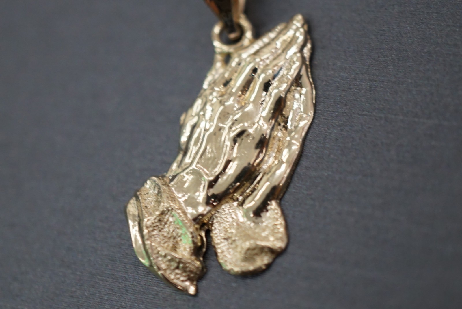 10K Solid Yellow Gold Beautiful 1″ Diamond-Cut Praying Hands Pendant.