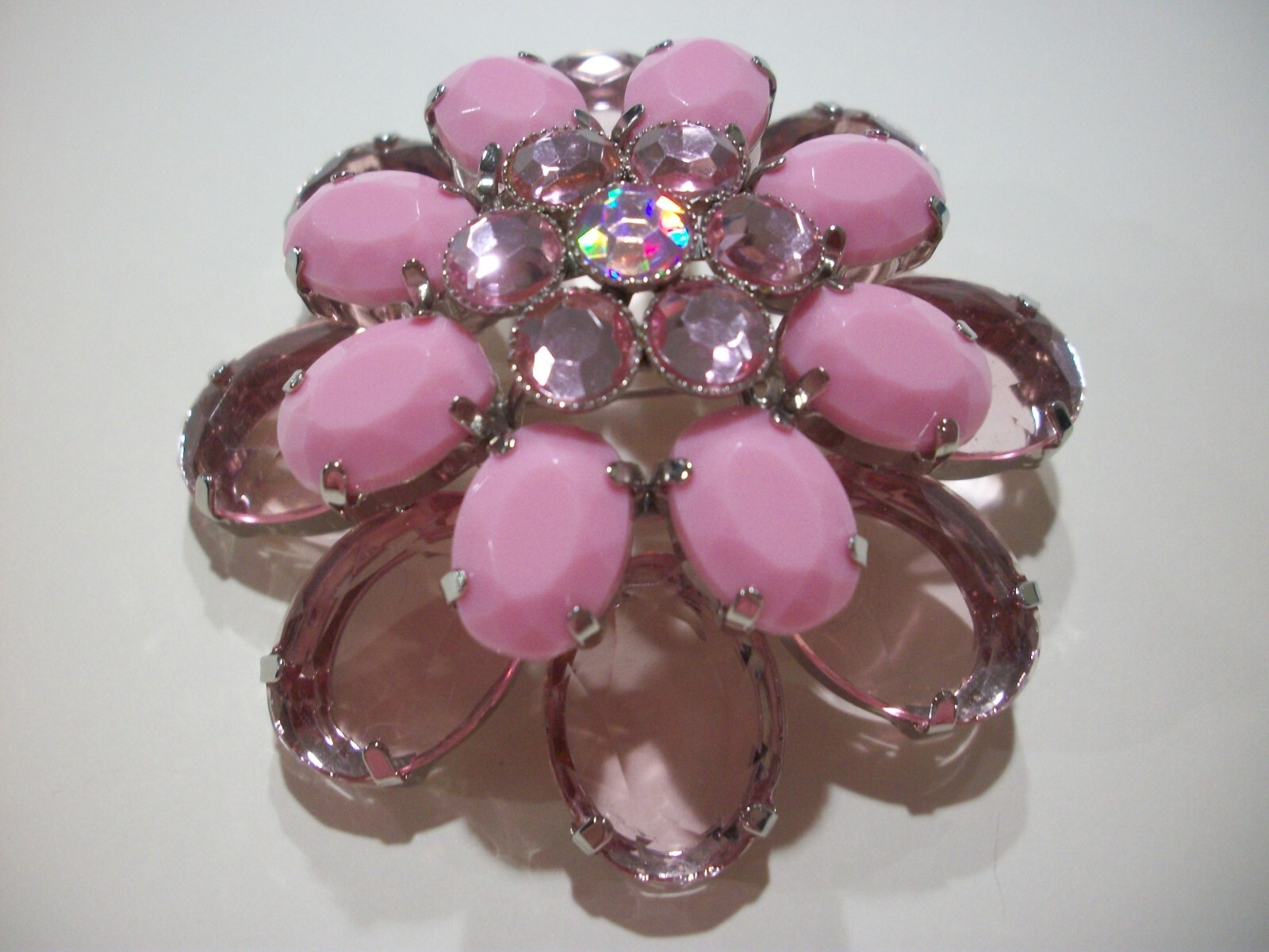 LuCiTe PiNK CABoCHoN/ACRYLiC TRaNSPaReNT/AuRoRa BoReALiS RHiNeSToNeLARGE 2.5″PiN