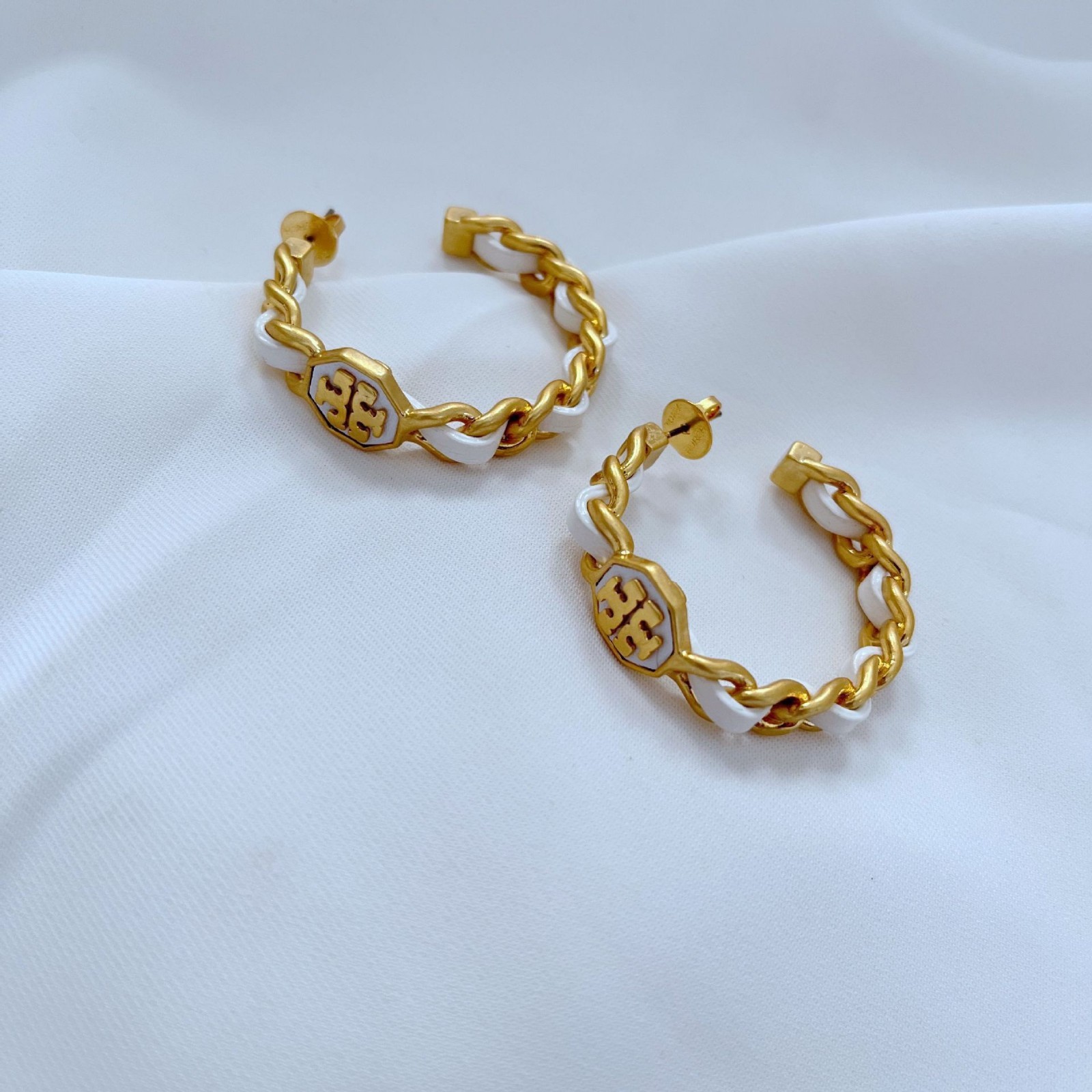 New Tory Gold &amp WHITE Chain Logo Hoop Earrings with Jewelry Pouch