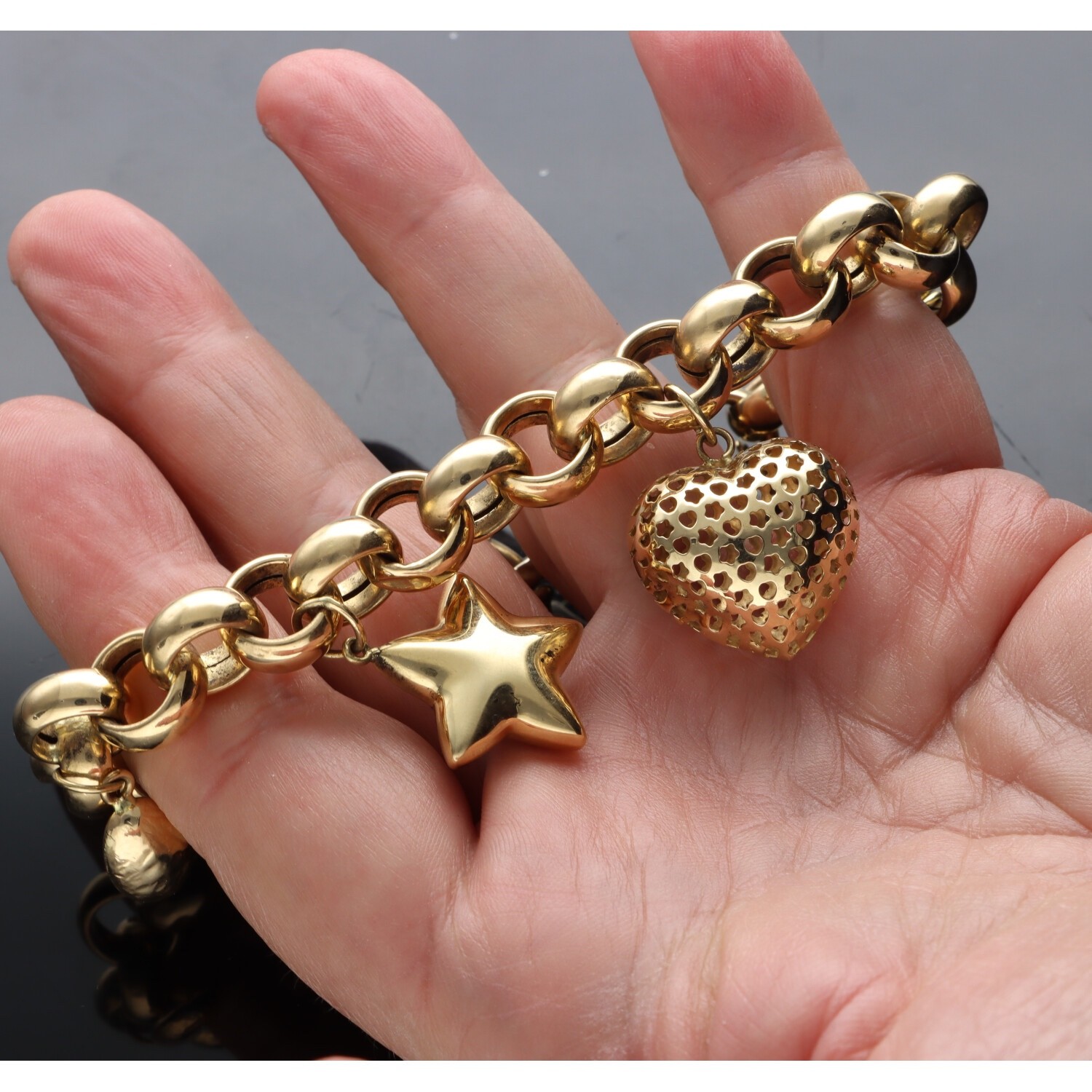 750/1000 GOLD BRACELET. , 18 KT WITH CHARM PENDANTS