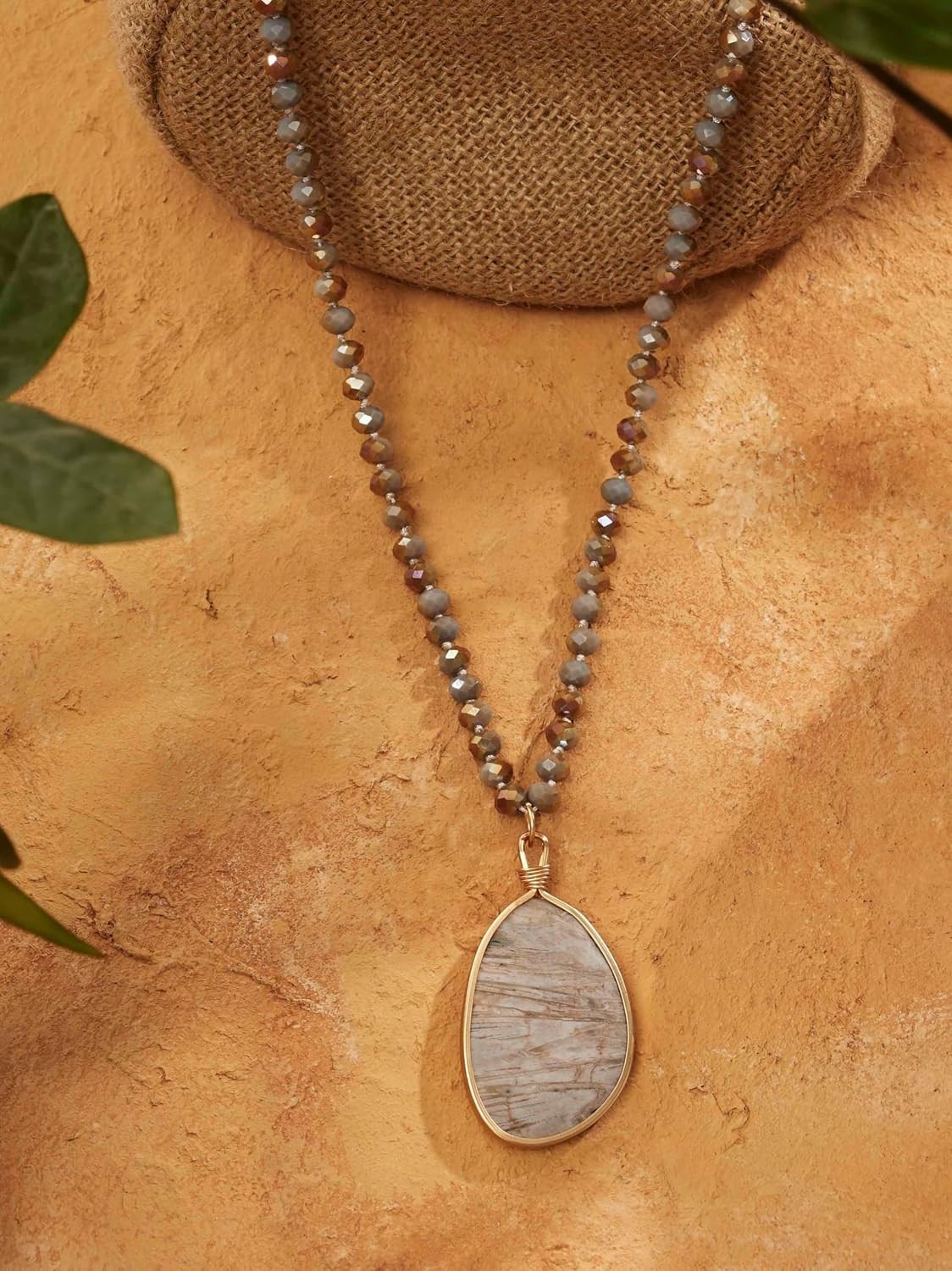 Artisanal Agate and Gray Crystal Bead Necklace – Versatile Bohemian Style