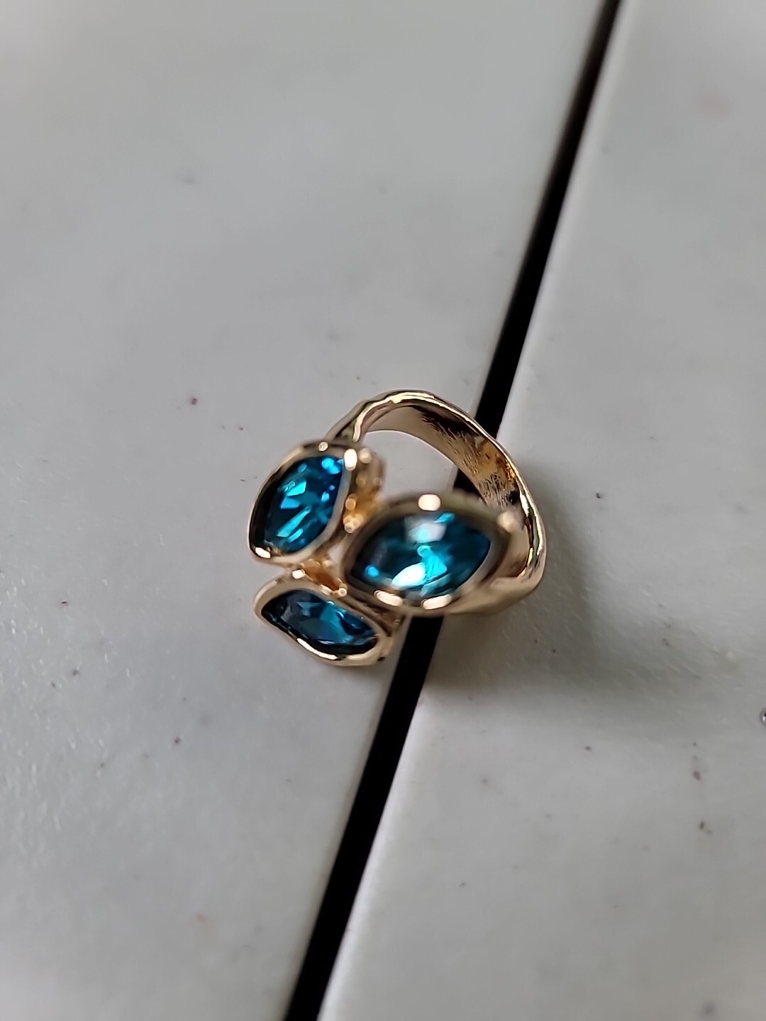 Handmade Uno STYLE De 3 stone crystal leaf ring Caribbean blue size 8 Gold
