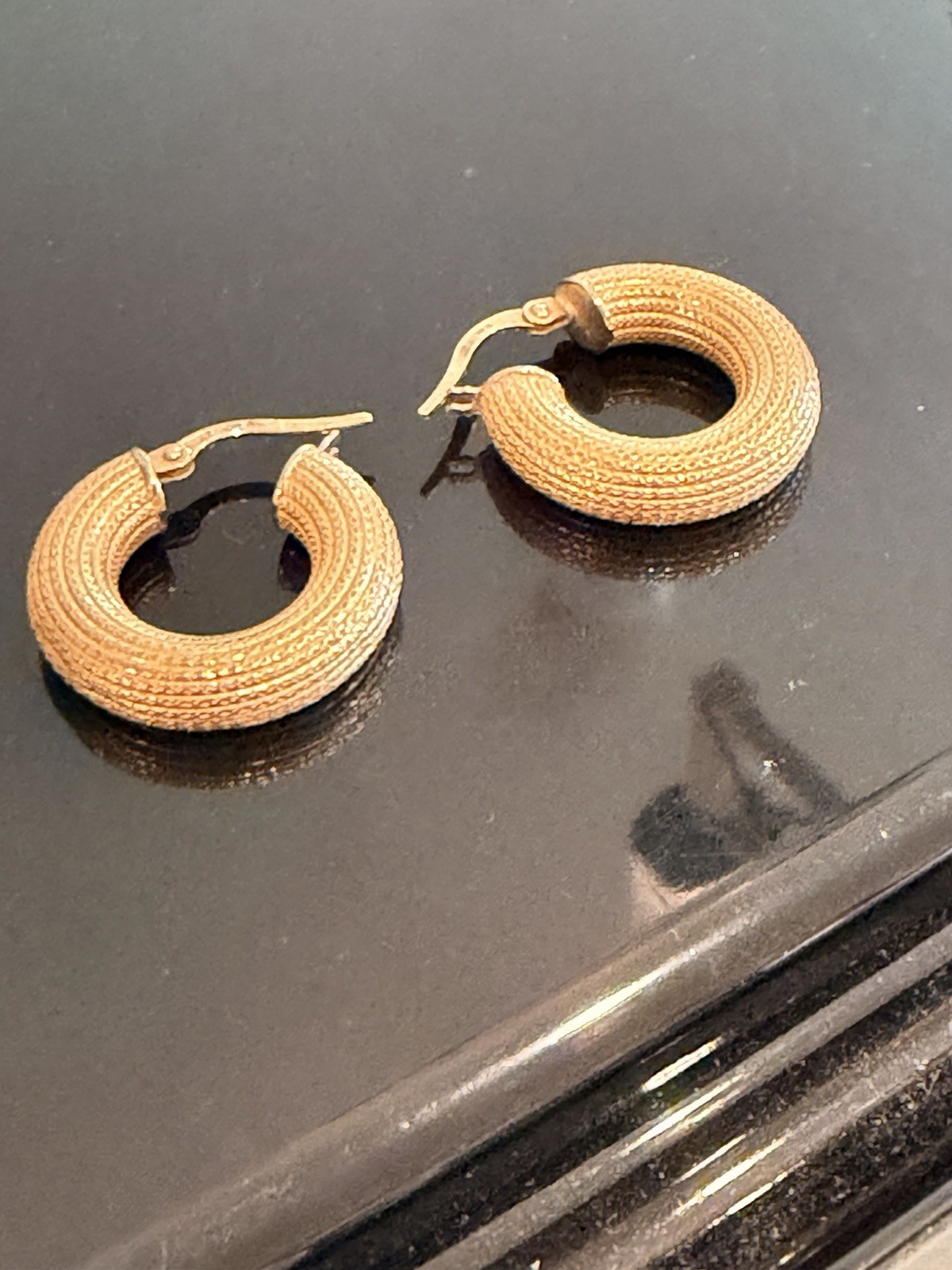 Vintage UnoAerre Italian 18kt Buttery Yellow Gold Etched 3/4″ Hoop Earrings