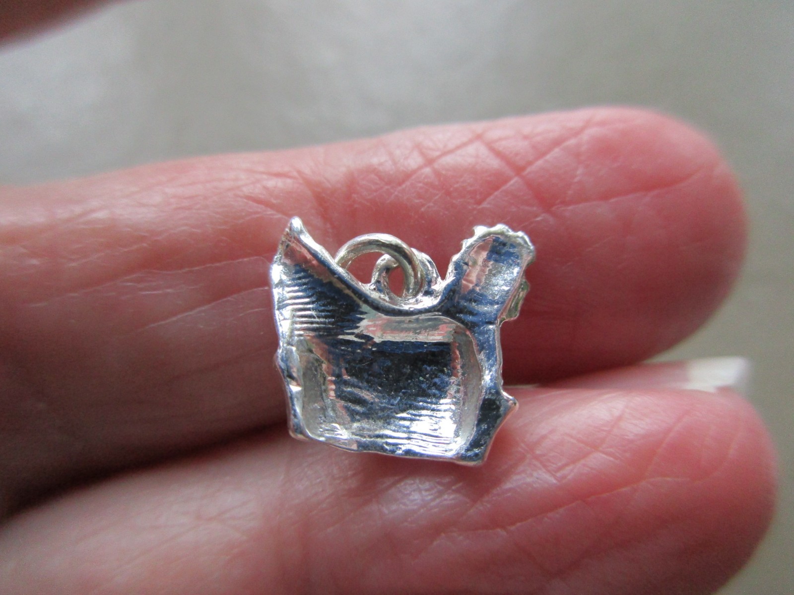 VINTAGE BRIGHT SILVER TONE CUTE CHICKEN LAYING EGG BASKET SMALL FOB CHARM PENDAN