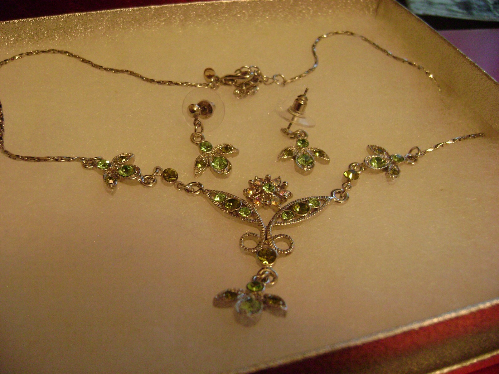 VTG PREMIER DESIGNS Silvertone Pink & Green CRYSTAL Pierced Earrings & Necklace.