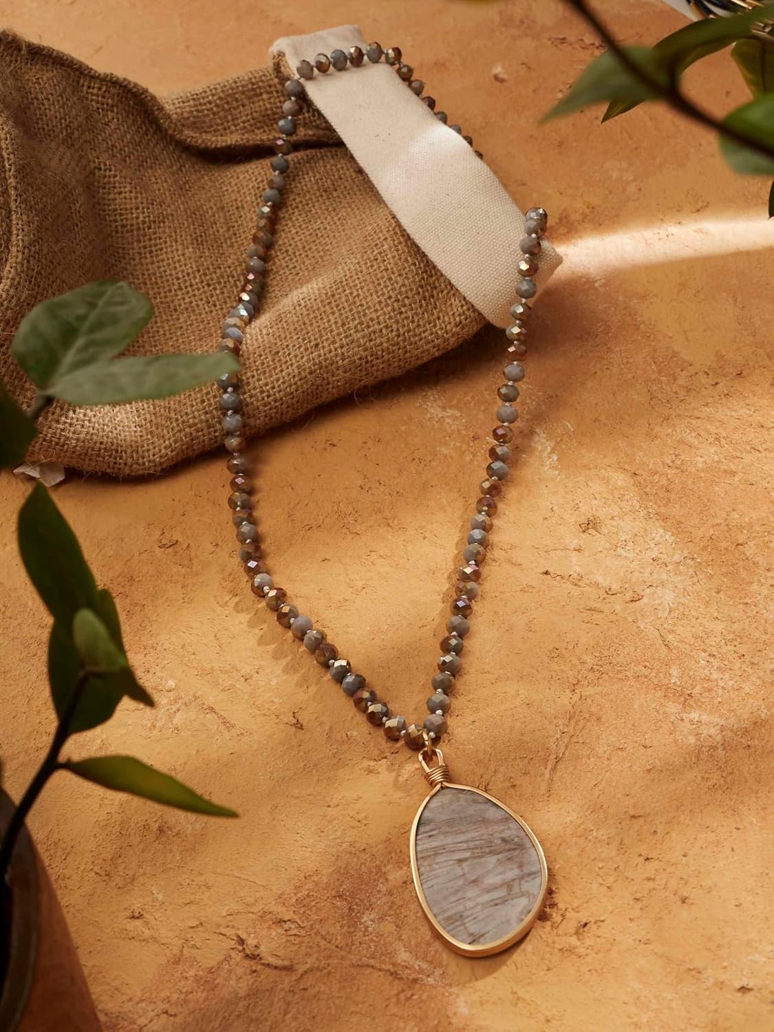 Artisanal Agate and Gray Crystal Bead Necklace – Versatile Bohemian Style