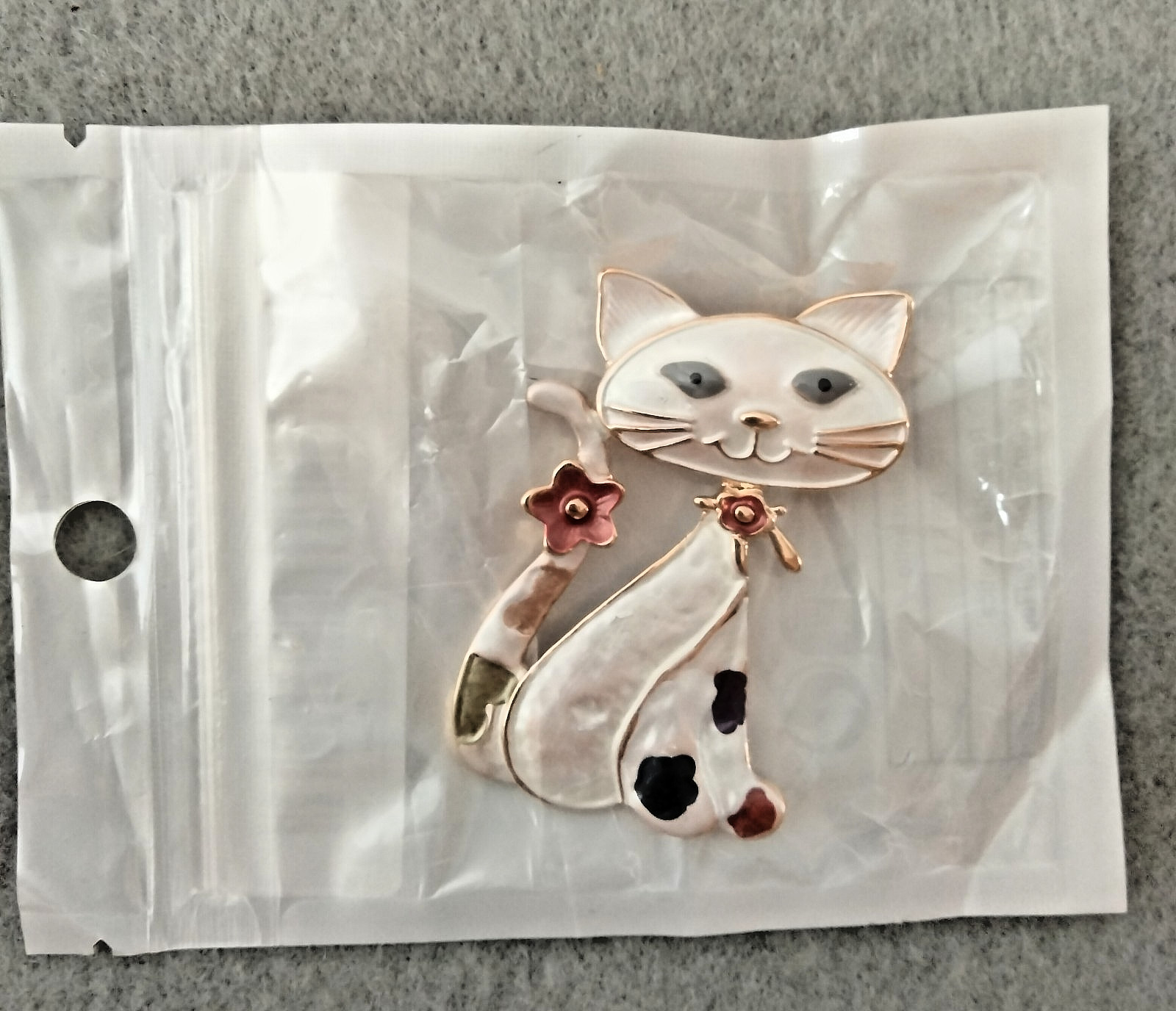 White Cloisonne Cat Brooch (147 – 2318)