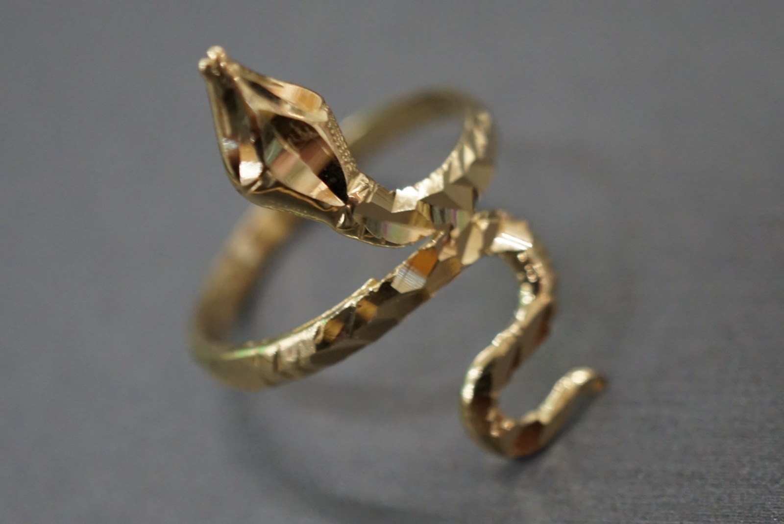 10K Solid Yellow Gold Diamond Cut Size 6.5 Snake Ring.