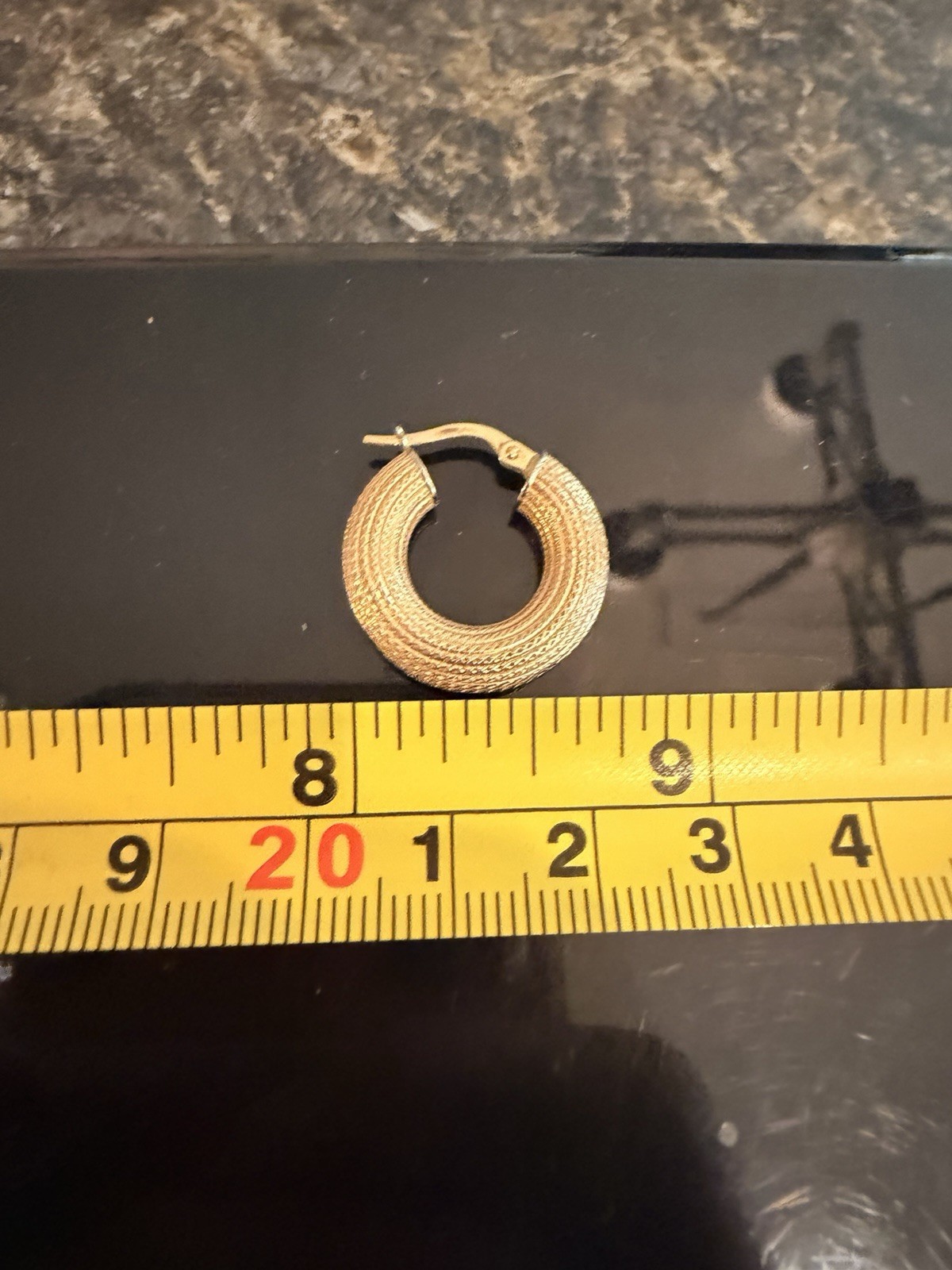 Vintage UnoAerre Italian 18kt Buttery Yellow Gold Etched 3/4″ Hoop Earrings