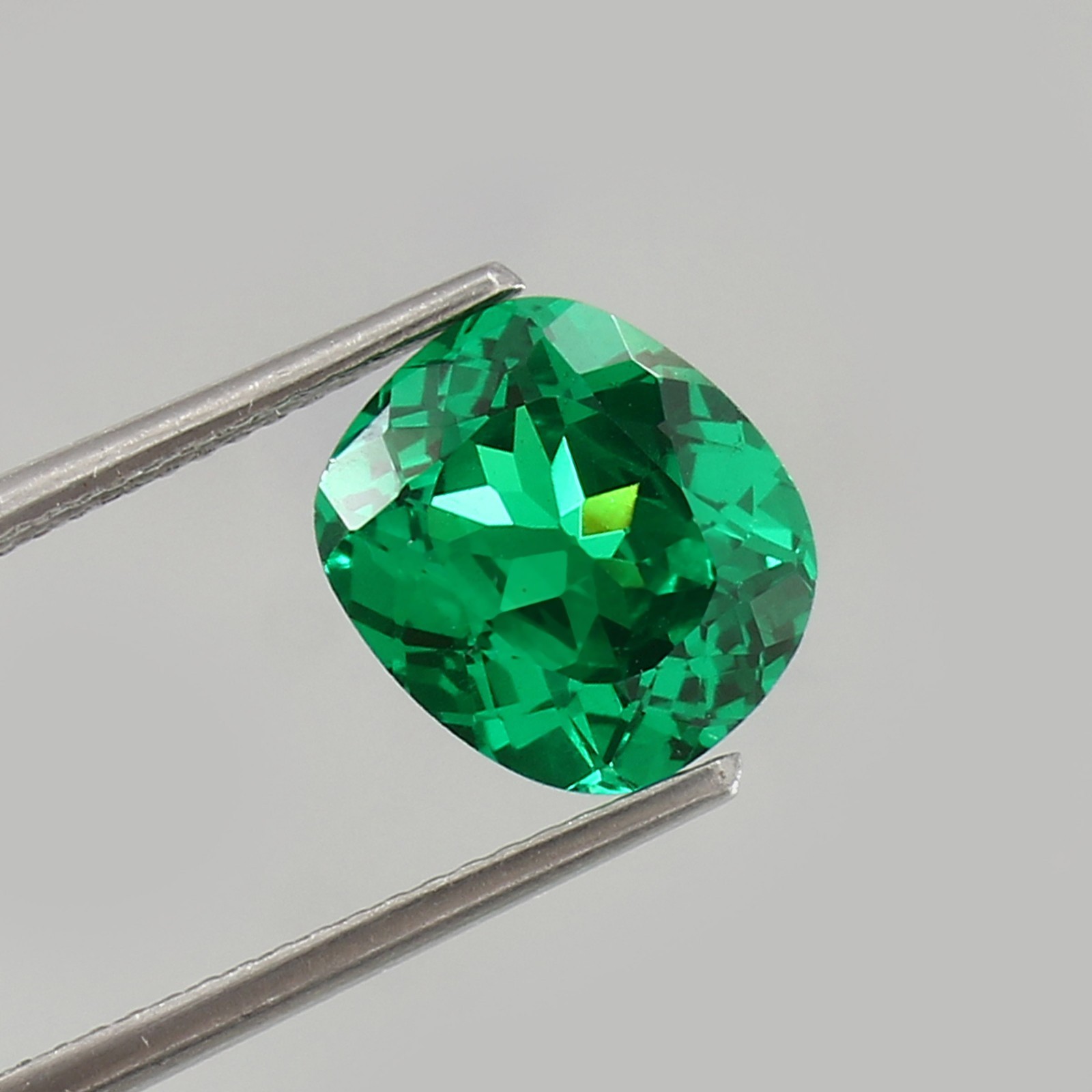 Fine Quality Hydrothermal Colombian Emerald Loose Cushion Gemstone Cut 16×14 MM
