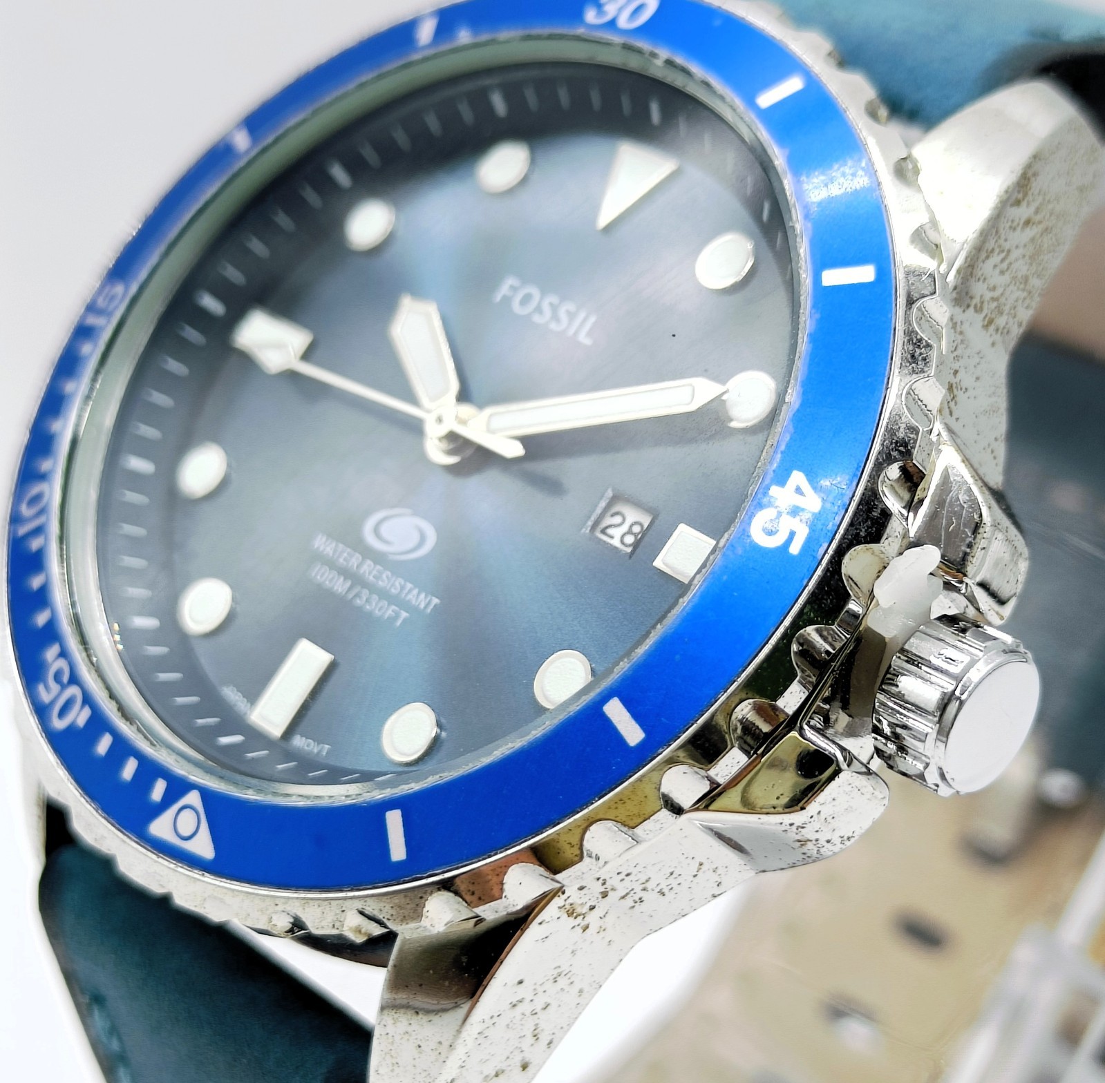 Awesome Fossil Date Indicator Quartz Analog Men’s Wrist Watch