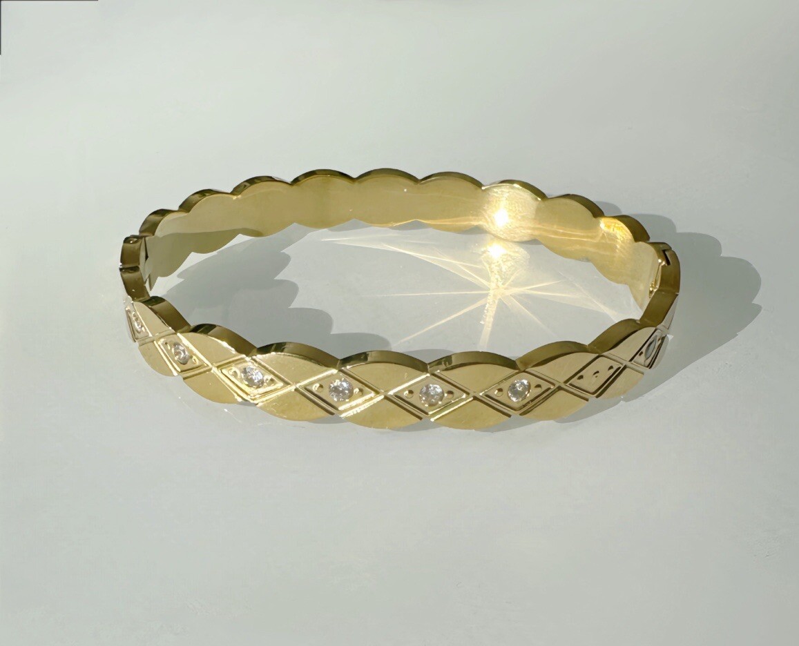Stainless Steel Edge Patterned Women Tarnish-Free Bangle Bracelet Size 7.5
