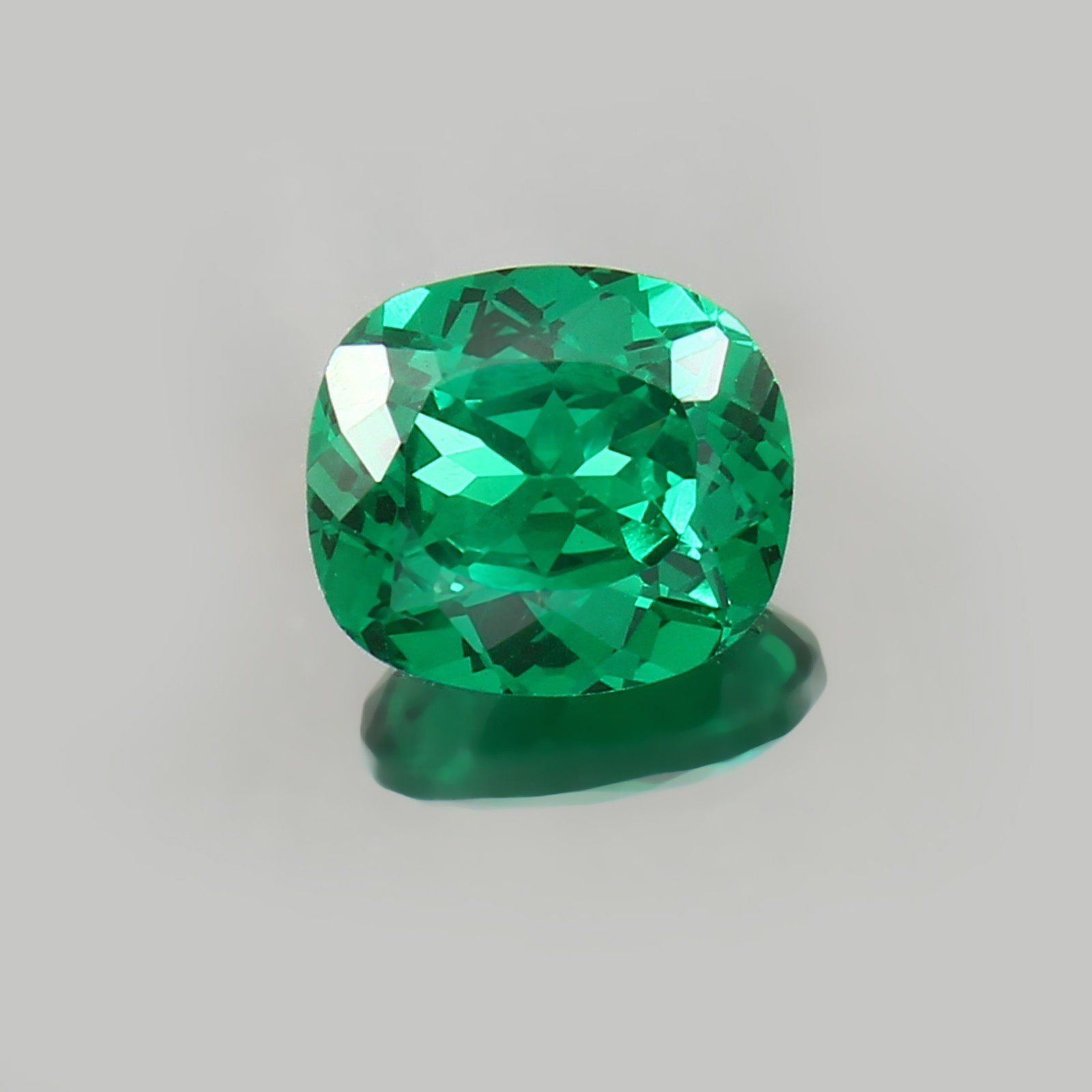 Fine Quality Hydrothermal Colombian Emerald Loose Cushion Gemstone Cut 16×14 MM
