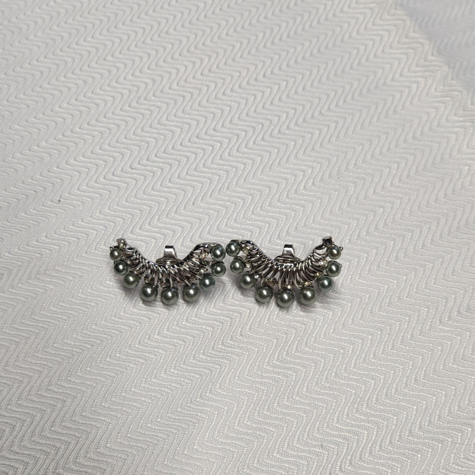 Silver Tone Clip-On Cuff Earrings Crescent Shape Gray Round Pearl Auricle
