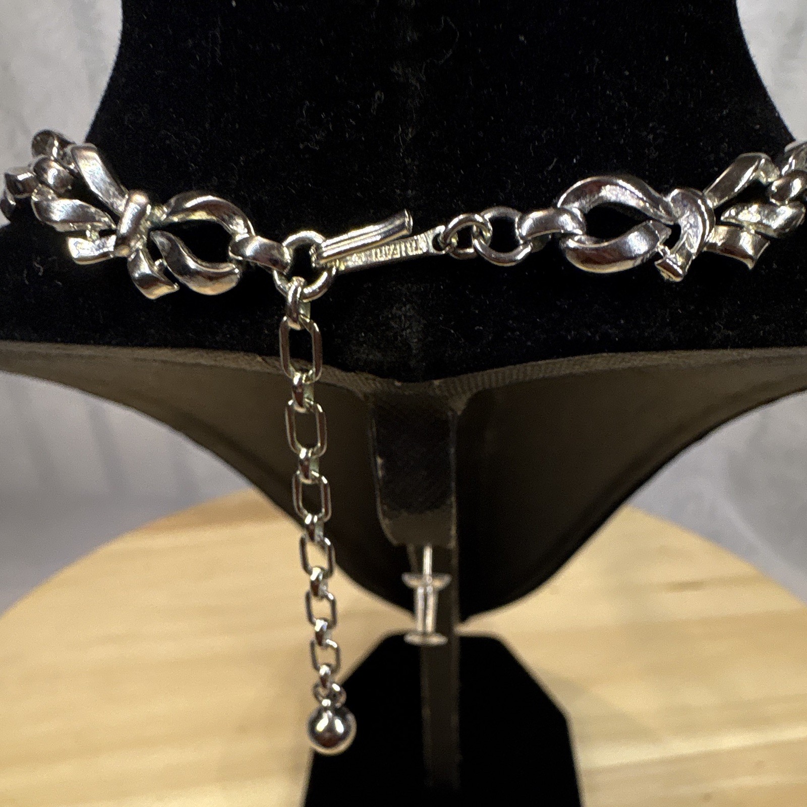 Trifari Bow choker Silver Tone Necklace, Extender, 15 in long