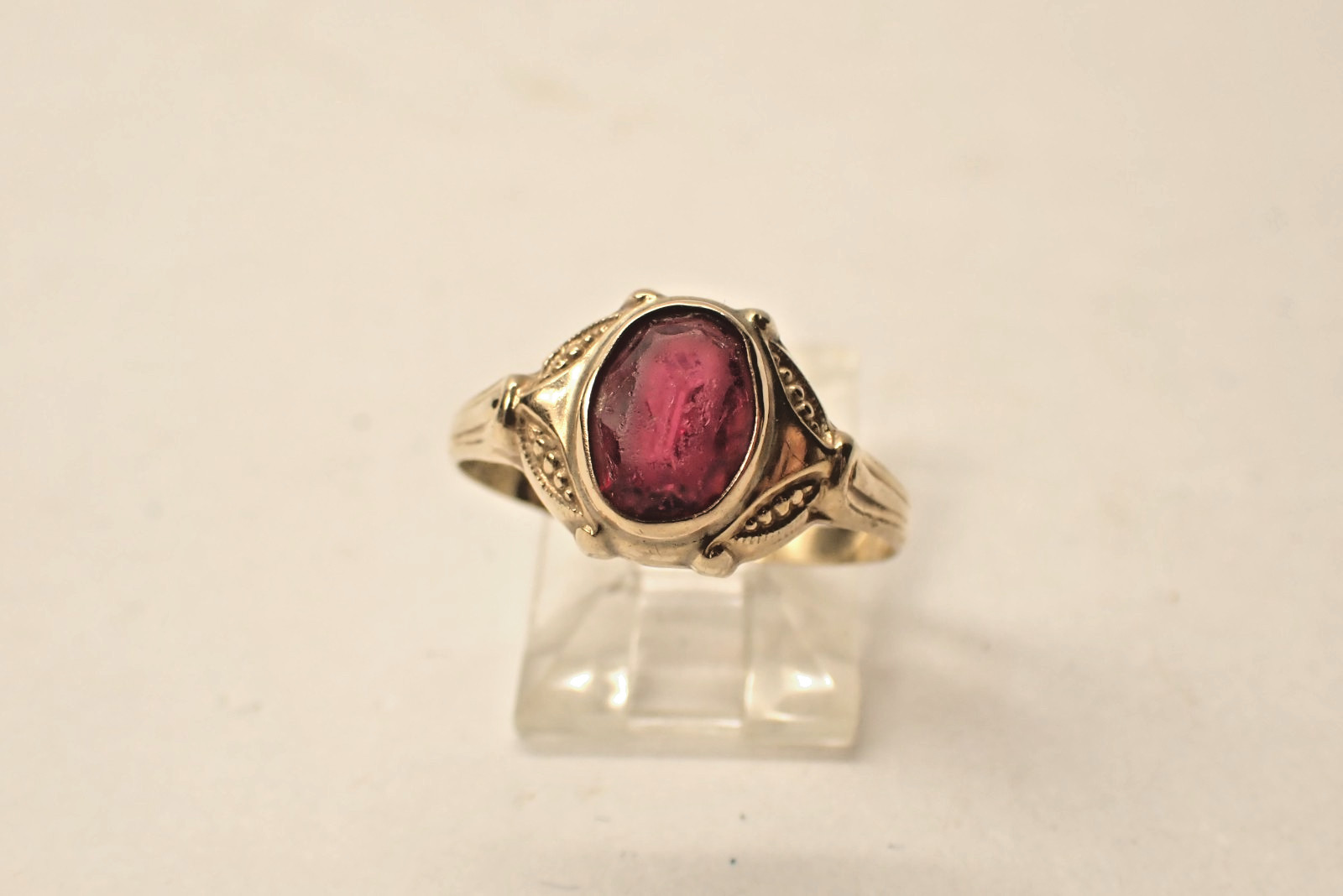 Vintage 10Kt Yellow Gold Ring W Red Oval Stone 2 Grams Size 6