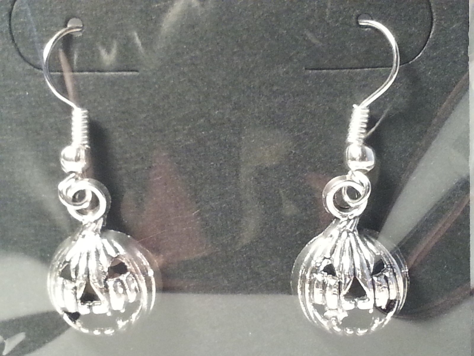 Silver Tone Pumpkin Jack-O-Lantern Fashion Earrings – Halloween – Jewelry