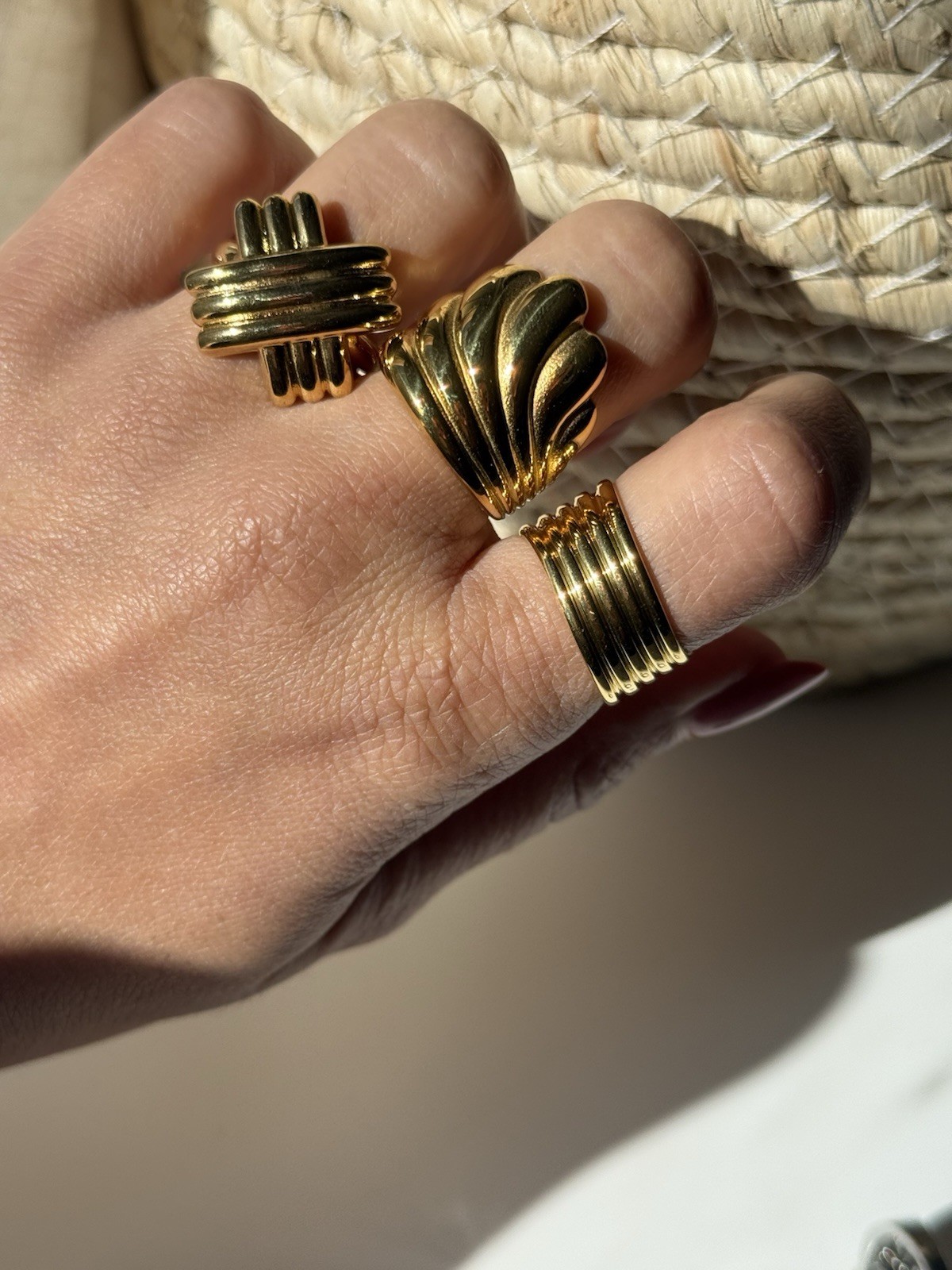 Glossy high quality Old Money core gold chunky minimalist design ring