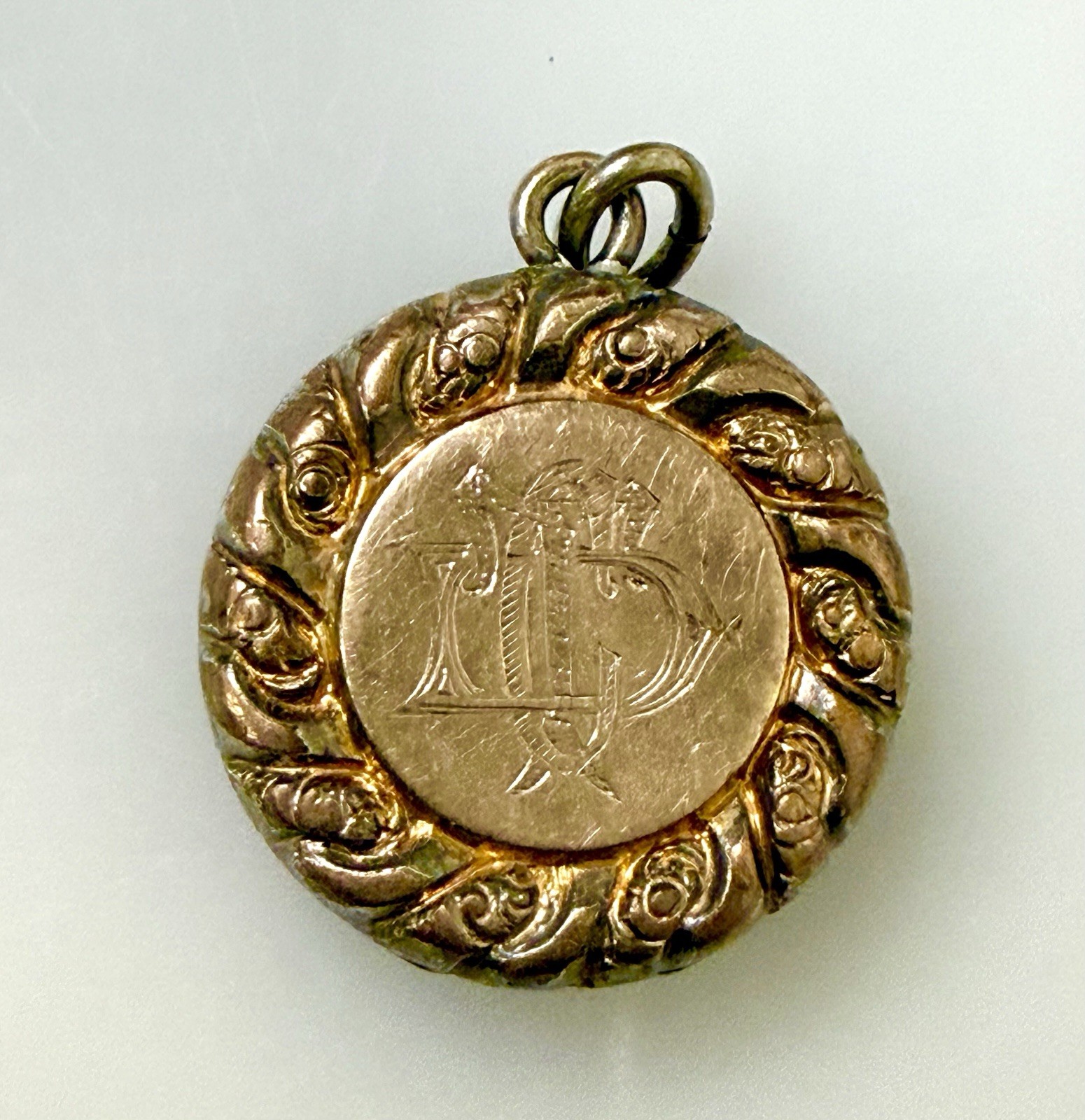 1892 Art NouveauETCHED FLOWER GOLD SHELL Filled LOCKET PENDANT Antique 0.75