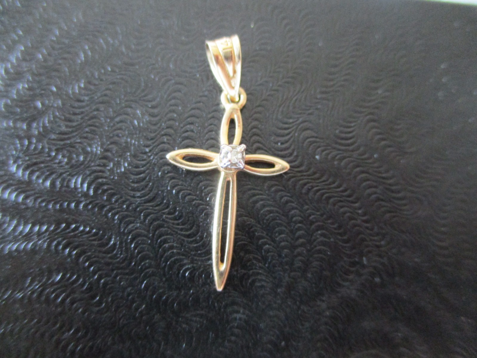 14K YELLOW GOLD MICHAEL ANTHONY DIAMOND CROSS PENDANT – 0.65g