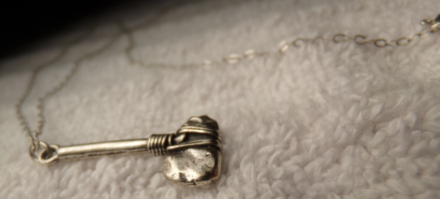VTG 1960’S STERLING SILVER HAND CAST AMERICAN INDIAN TOMAHAWK PENDANT NECKLACE