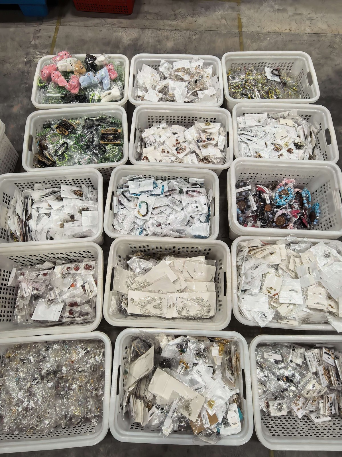 Random 100PCS Mystery Bulk Lot Jewelry Earrings Rings Necklaces Bracelets USA