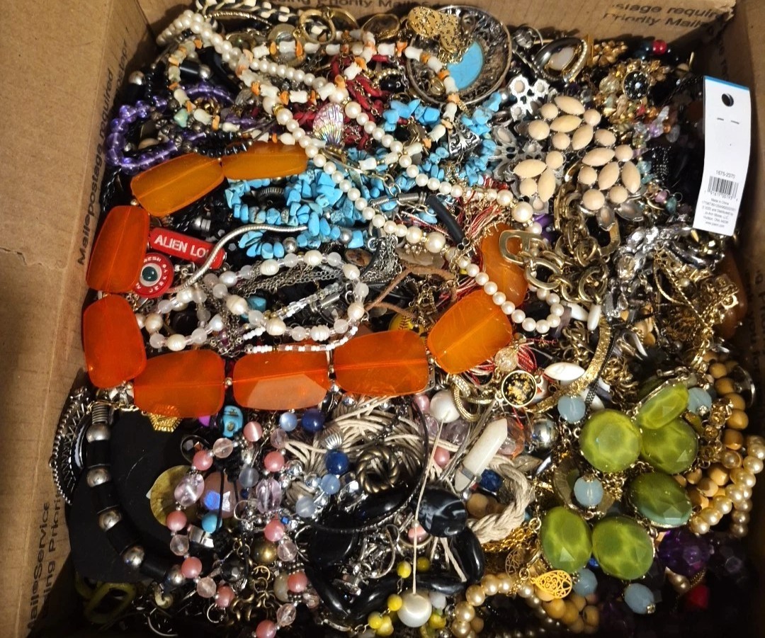 Huge Unsearched Jewelry Lot 3 Lb Vintage & Mod Junk & Wear Necklaces Brooches ++