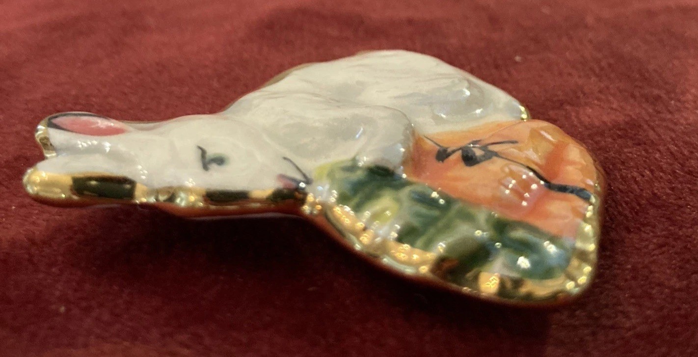Vintage 2” Hand Painted Ceramic Easter Bunny Rabbit W/Bunch Of Carrots | J815