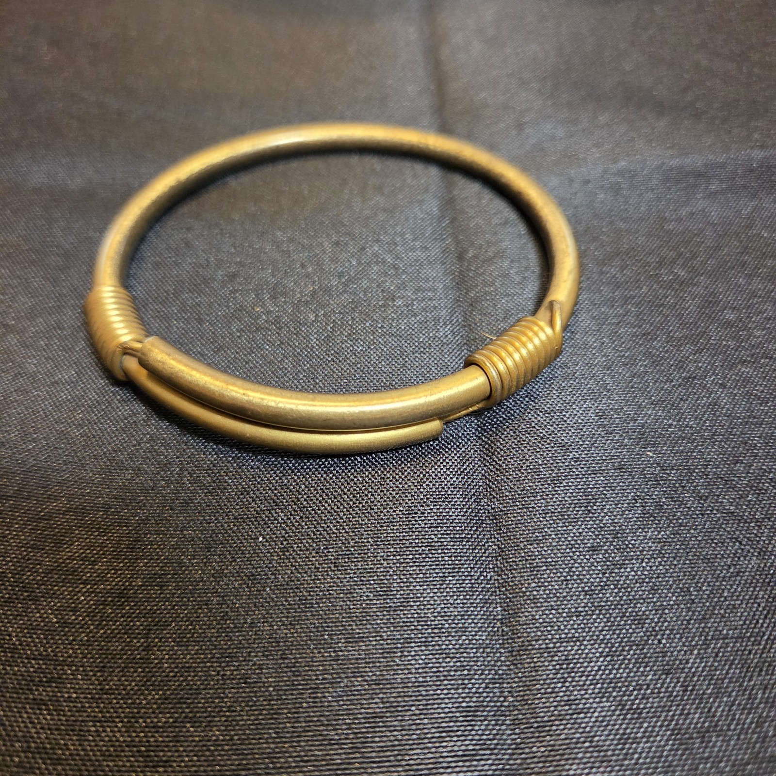 Classic Gold-tone Wire Bangle With Sleek Minimalist Wrap Design For Moder Style