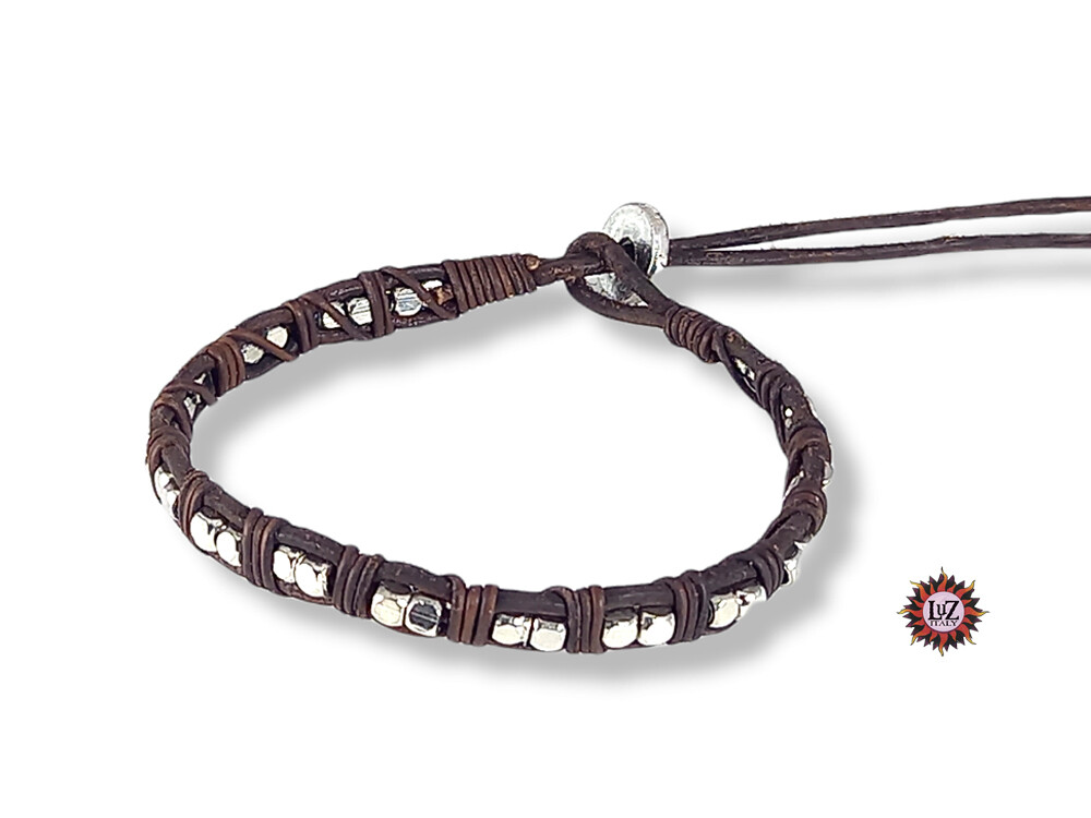 Bracciale in cuoio marrone naturale e pepite metallo – Regolabile